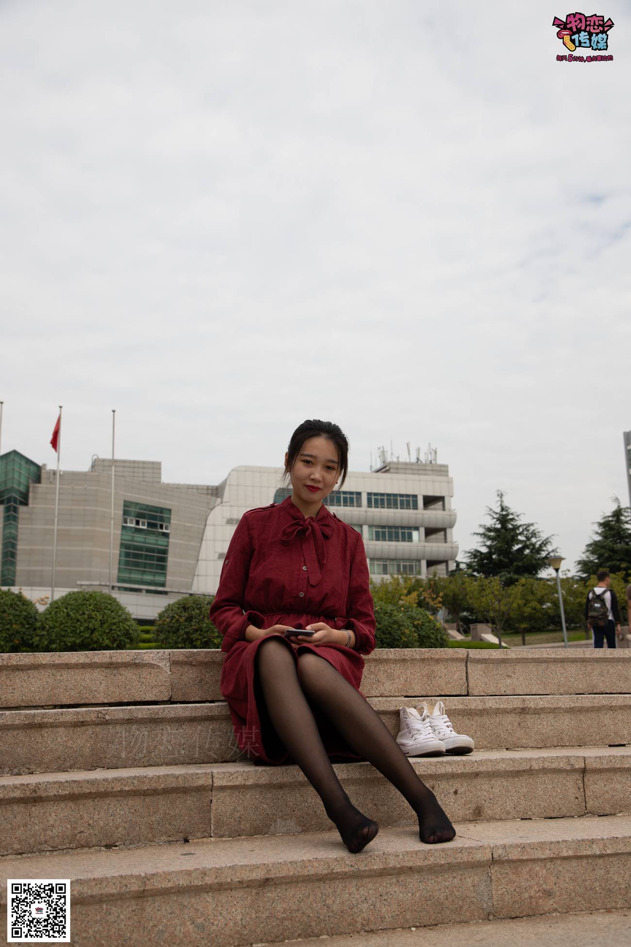 图片[20]-勿恋传媒 No.055 一袭红的神秘与热情,经典白色匡威高帮配黑丝 [143P] – 速更版-美库