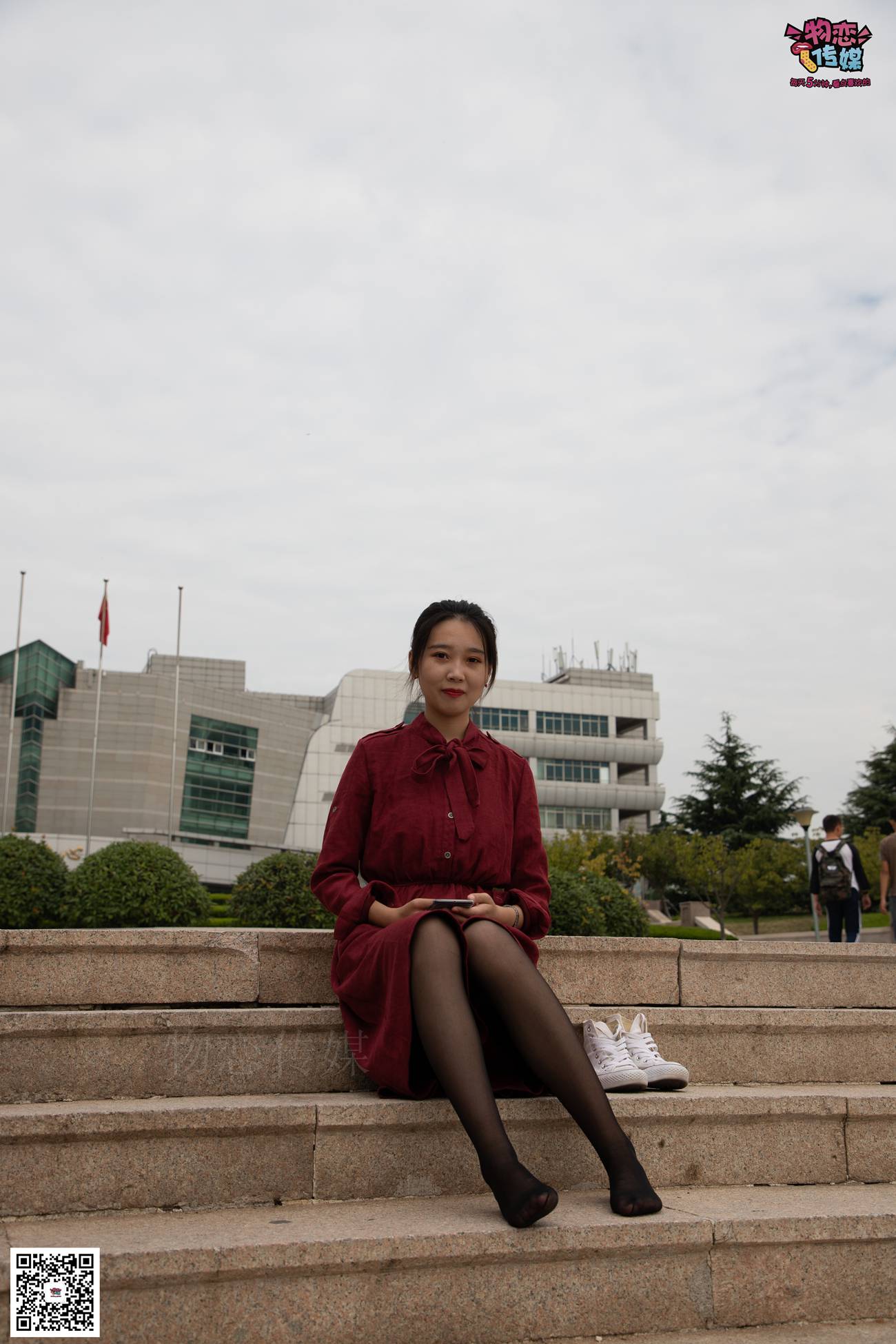 图片[21]-勿恋传媒 No.055 一袭红的神秘与热情,经典白色匡威高帮配黑丝 [143P] – 速更版-美库