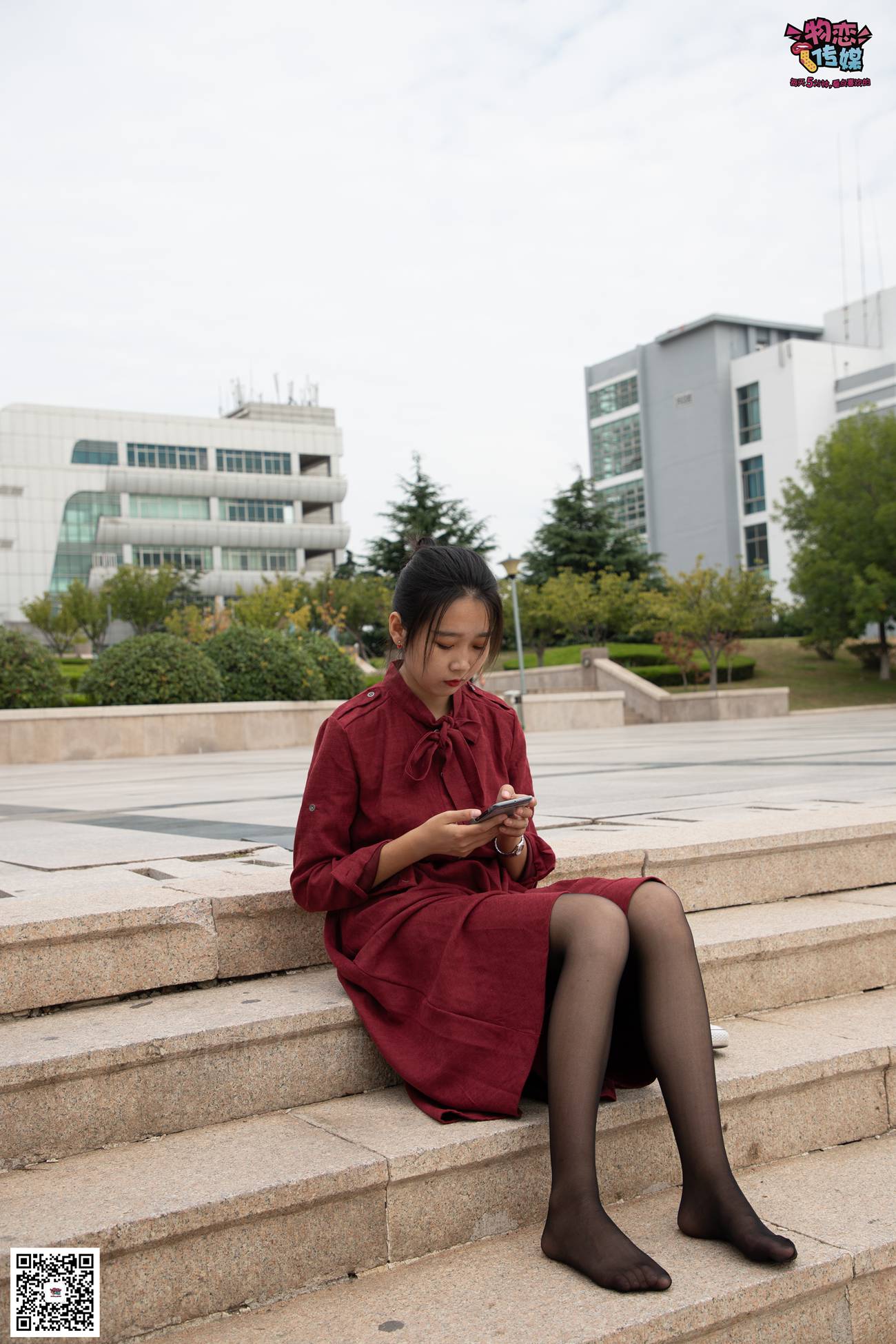 图片[22]-勿恋传媒 No.055 一袭红的神秘与热情,经典白色匡威高帮配黑丝 [143P] – 速更版-美库