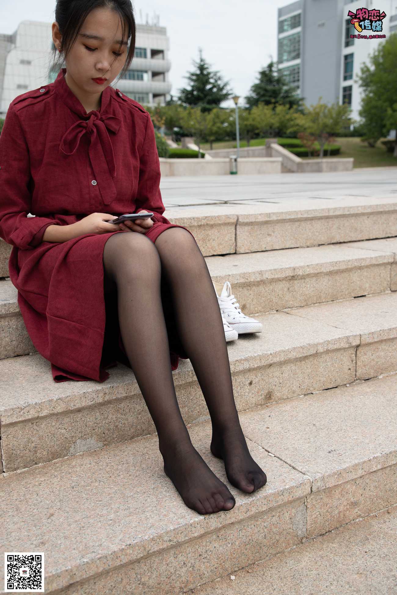 图片[23]-勿恋传媒 No.055 一袭红的神秘与热情,经典白色匡威高帮配黑丝 [143P] – 速更版-美库