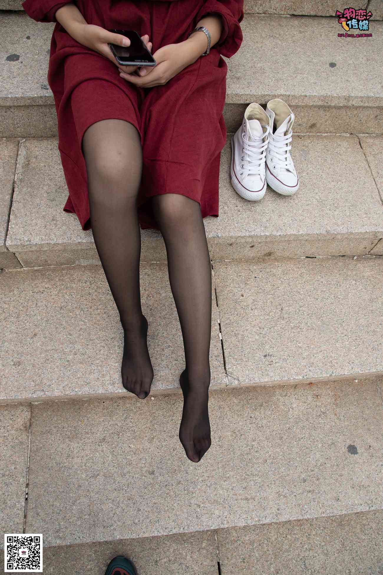 图片[24]-勿恋传媒 No.055 一袭红的神秘与热情,经典白色匡威高帮配黑丝 [143P] – 速更版-美库
