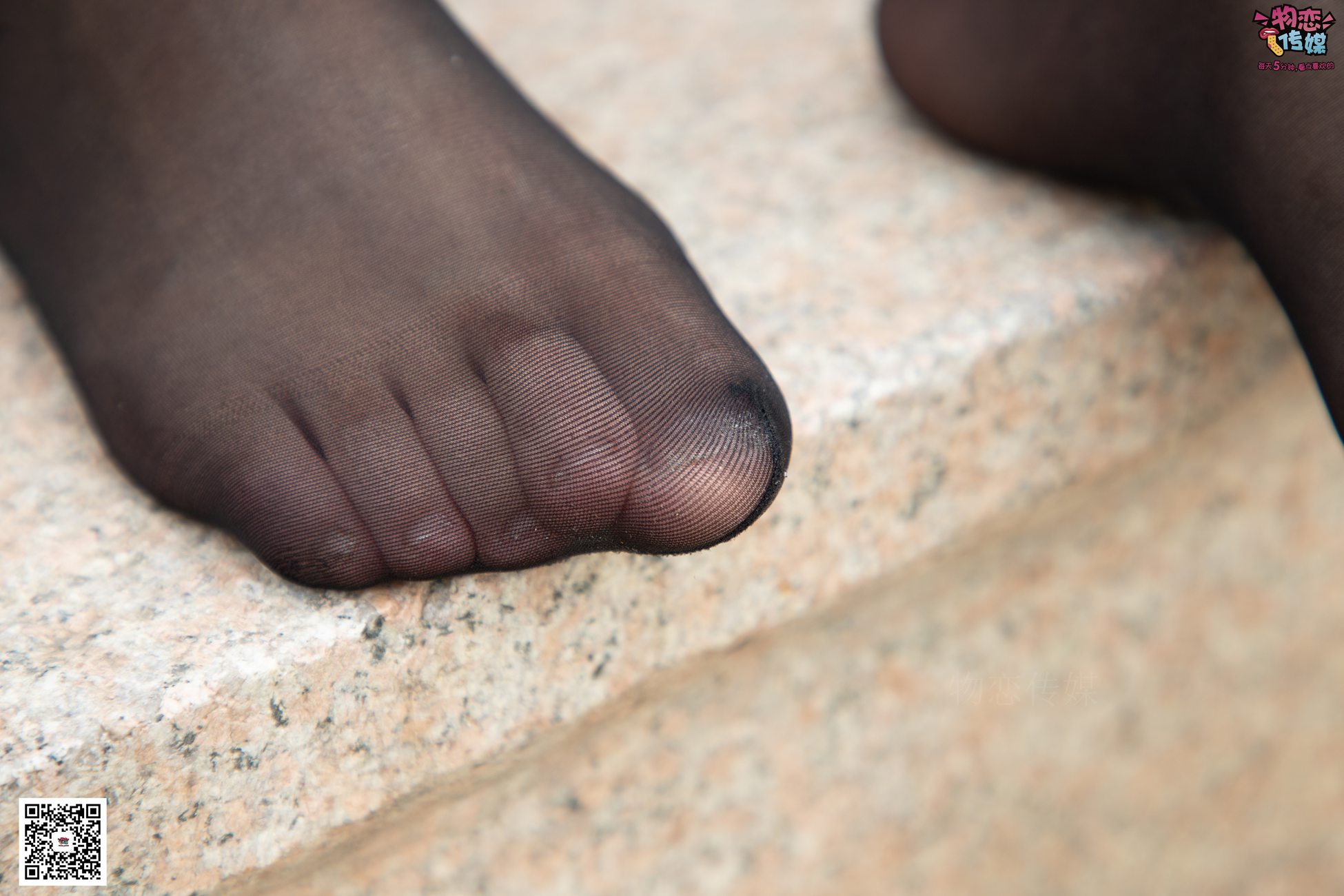 图片[26]-勿恋传媒 No.055 一袭红的神秘与热情,经典白色匡威高帮配黑丝 [143P] – 速更版-美库