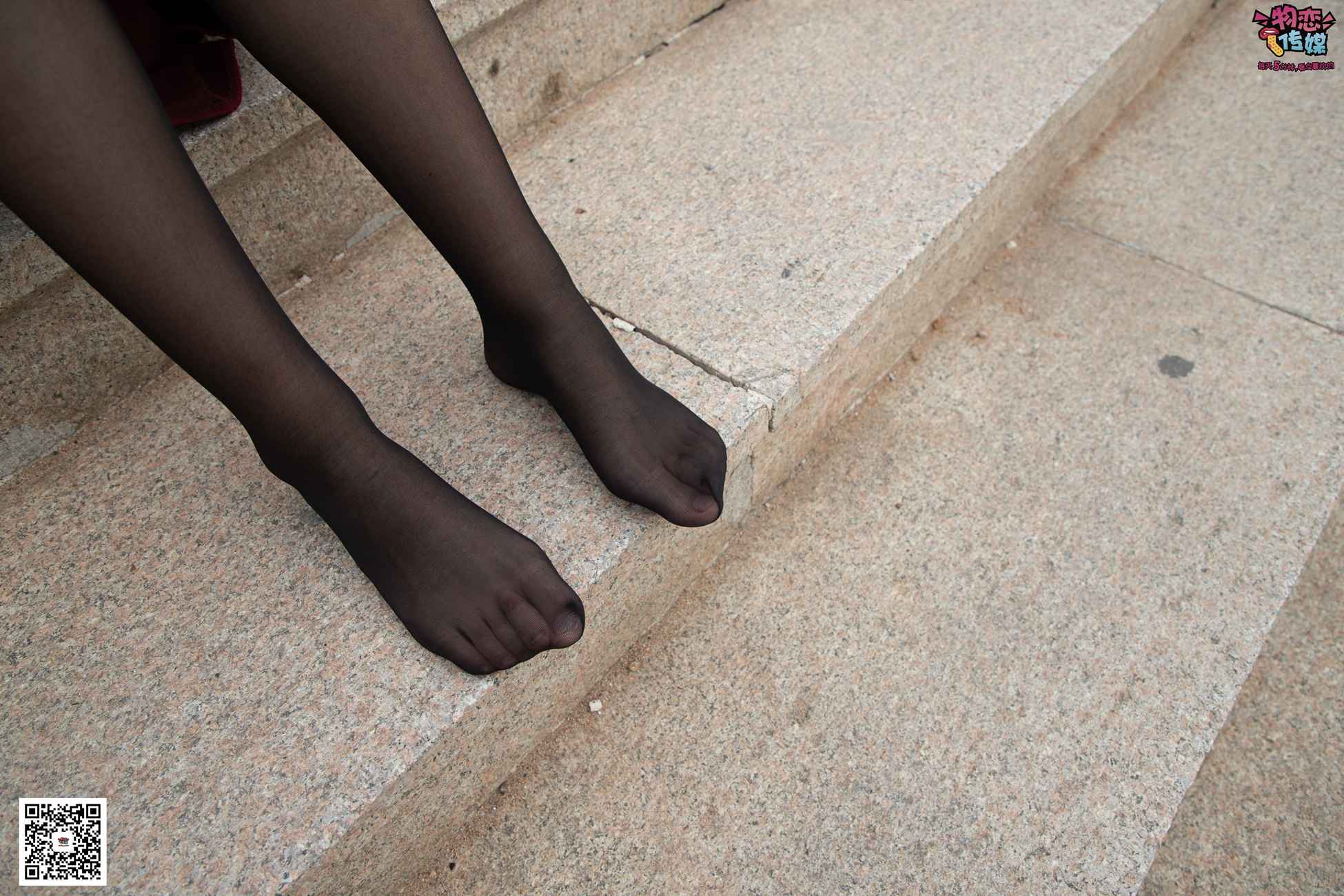 图片[25]-勿恋传媒 No.055 一袭红的神秘与热情,经典白色匡威高帮配黑丝 [143P] – 速更版-美库