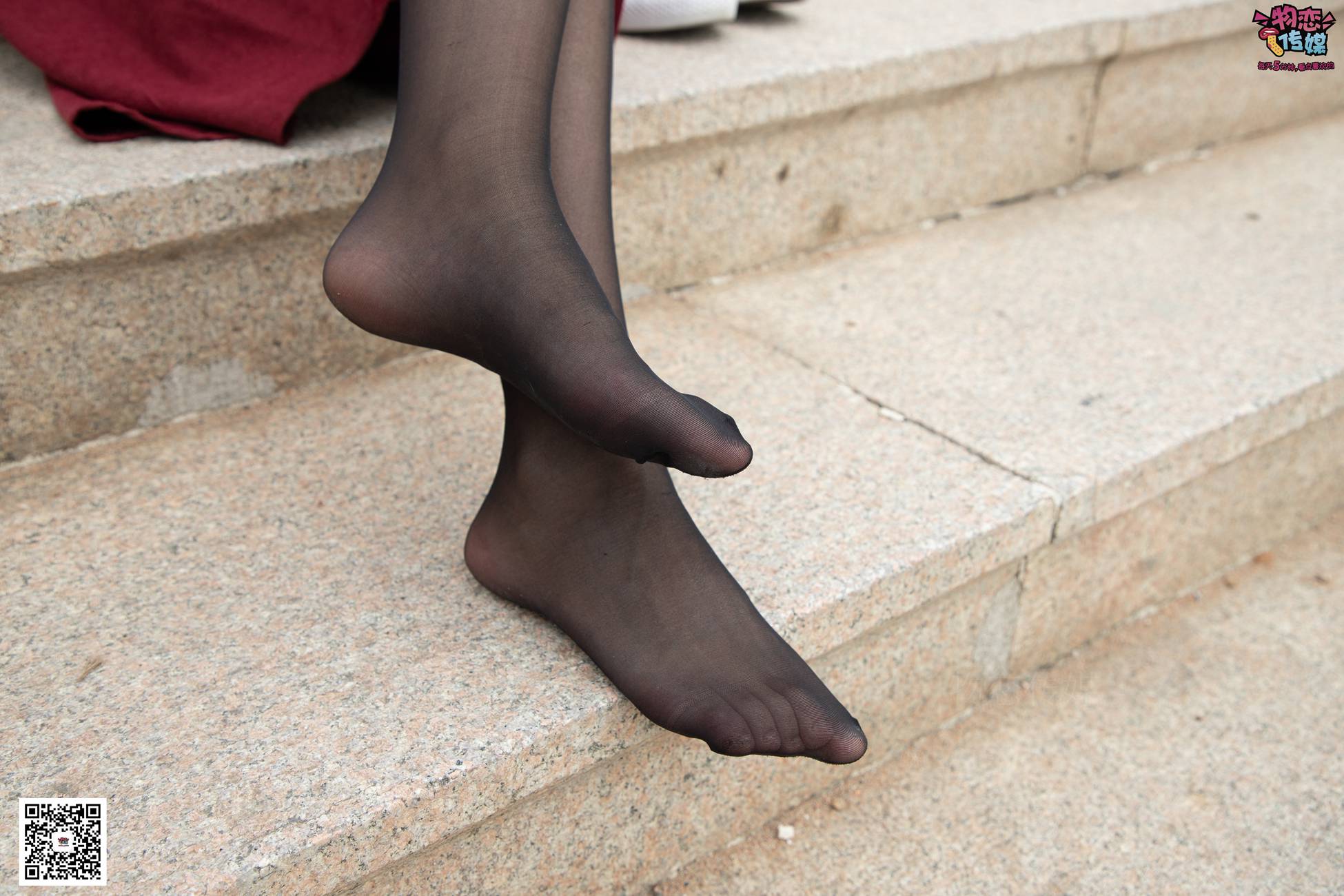 图片[30]-勿恋传媒 No.055 一袭红的神秘与热情,经典白色匡威高帮配黑丝 [143P] – 速更版-美库