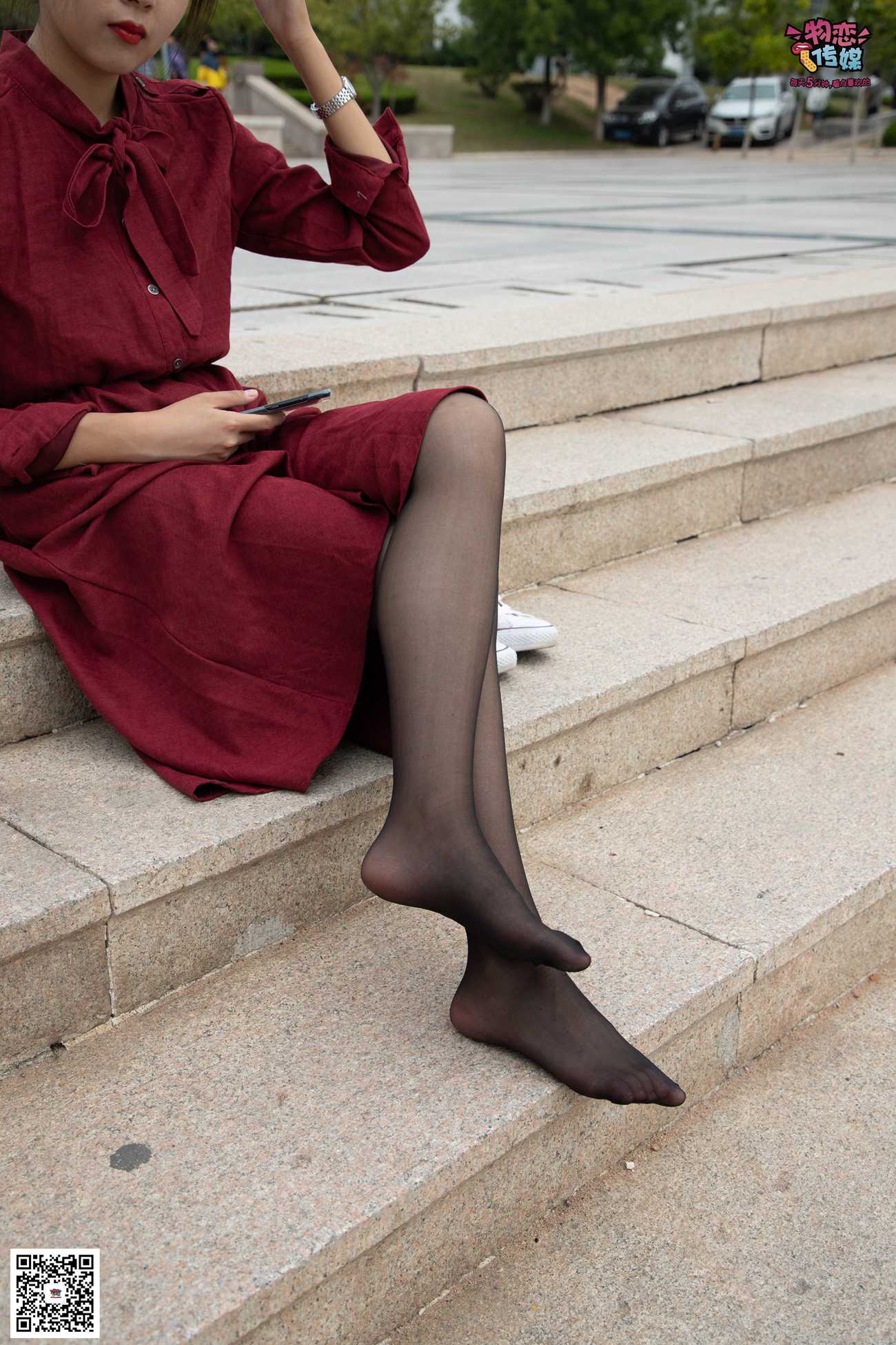 图片[32]-勿恋传媒 No.055 一袭红的神秘与热情,经典白色匡威高帮配黑丝 [143P] – 速更版-美库
