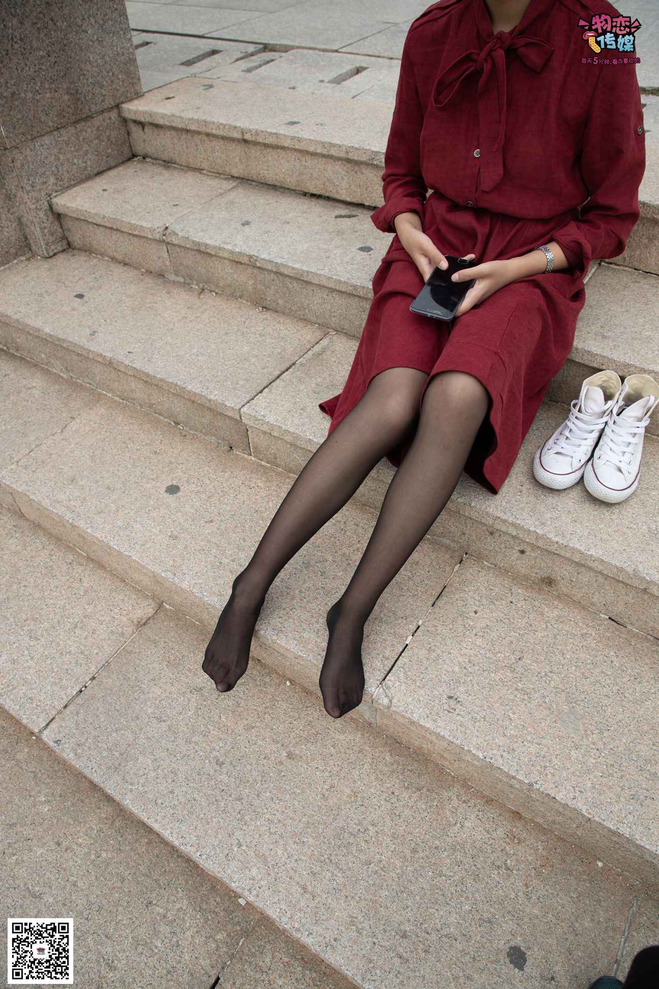 图片[33]-勿恋传媒 No.055 一袭红的神秘与热情,经典白色匡威高帮配黑丝 [143P] – 速更版-美库