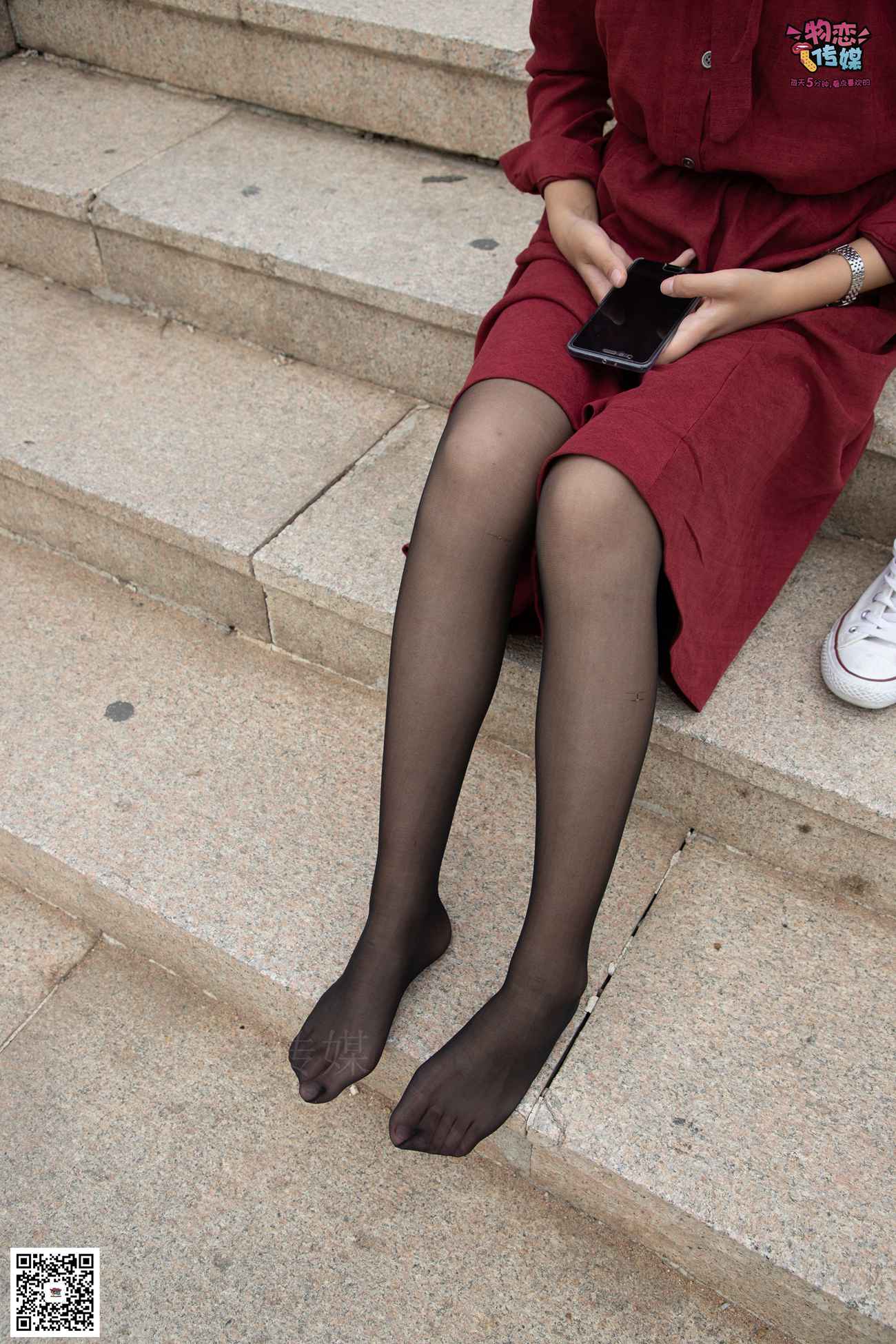 图片[35]-勿恋传媒 No.055 一袭红的神秘与热情,经典白色匡威高帮配黑丝 [143P] – 速更版-美库