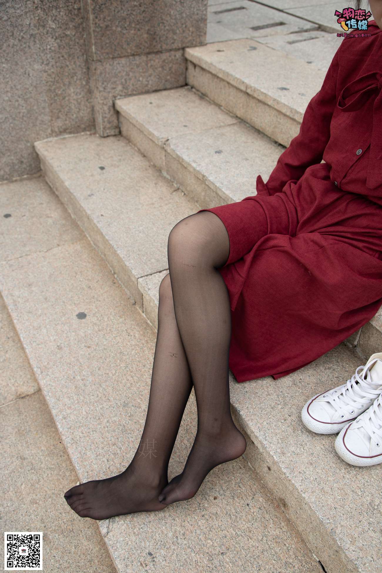 图片[37]-勿恋传媒 No.055 一袭红的神秘与热情,经典白色匡威高帮配黑丝 [143P] – 速更版-美库