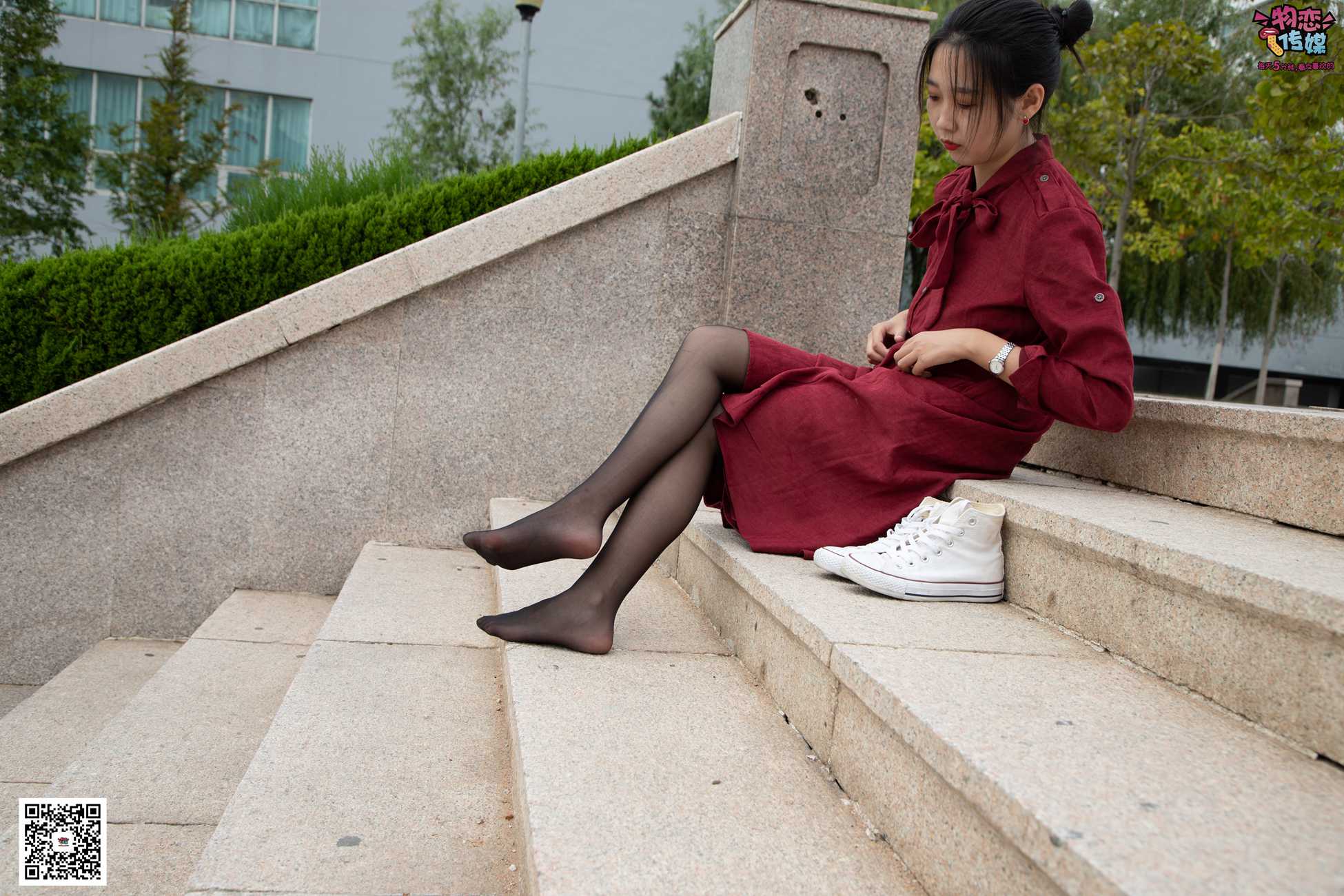 图片[38]-勿恋传媒 No.055 一袭红的神秘与热情,经典白色匡威高帮配黑丝 [143P] – 速更版-美库