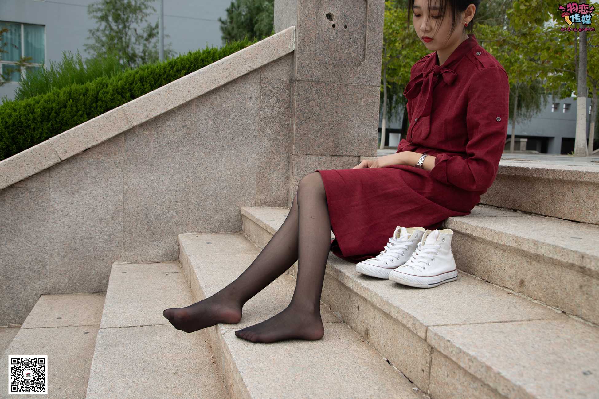 图片[39]-勿恋传媒 No.055 一袭红的神秘与热情,经典白色匡威高帮配黑丝 [143P] – 速更版-美库