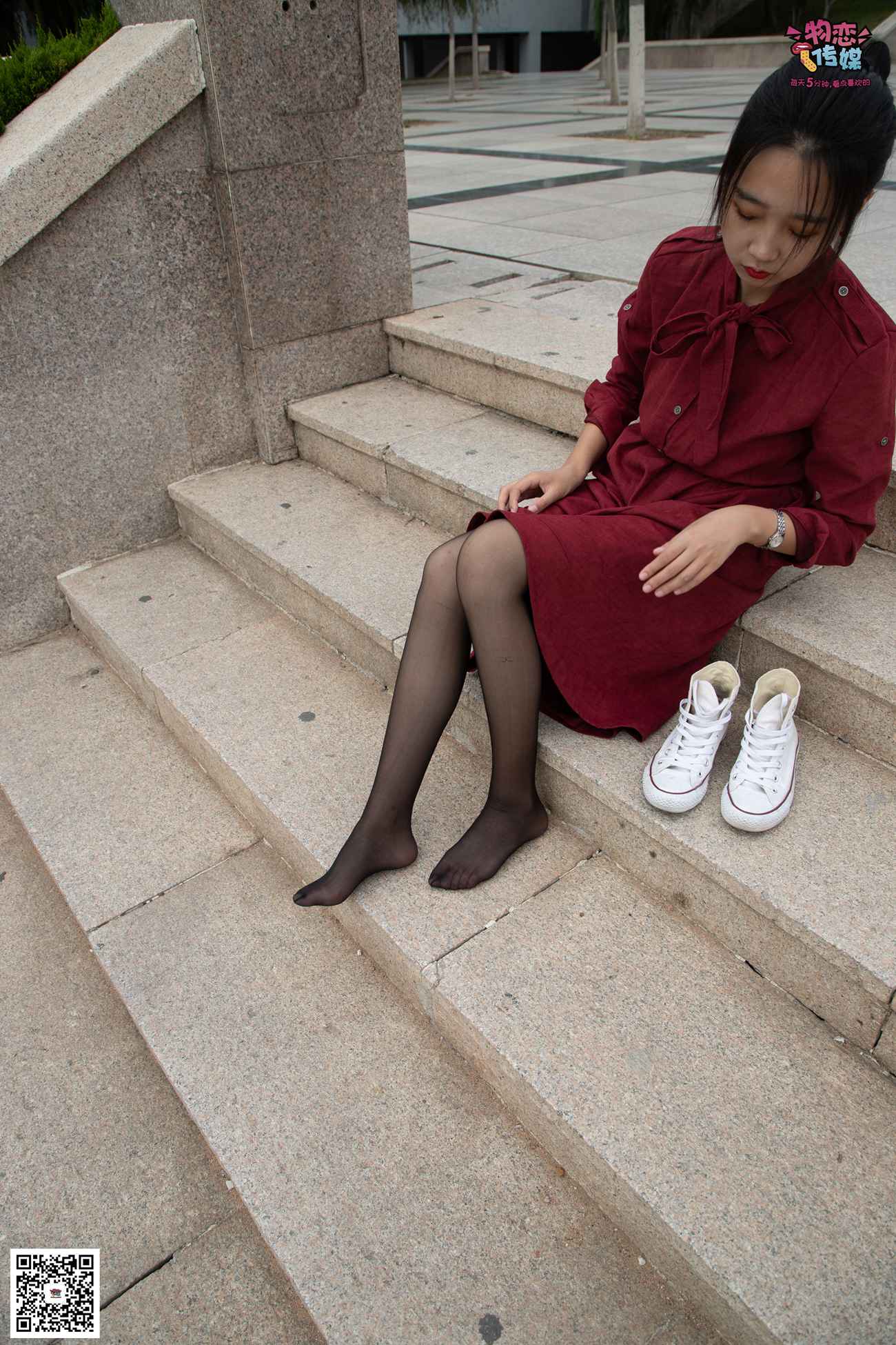 图片[40]-勿恋传媒 No.055 一袭红的神秘与热情,经典白色匡威高帮配黑丝 [143P] – 速更版-美库