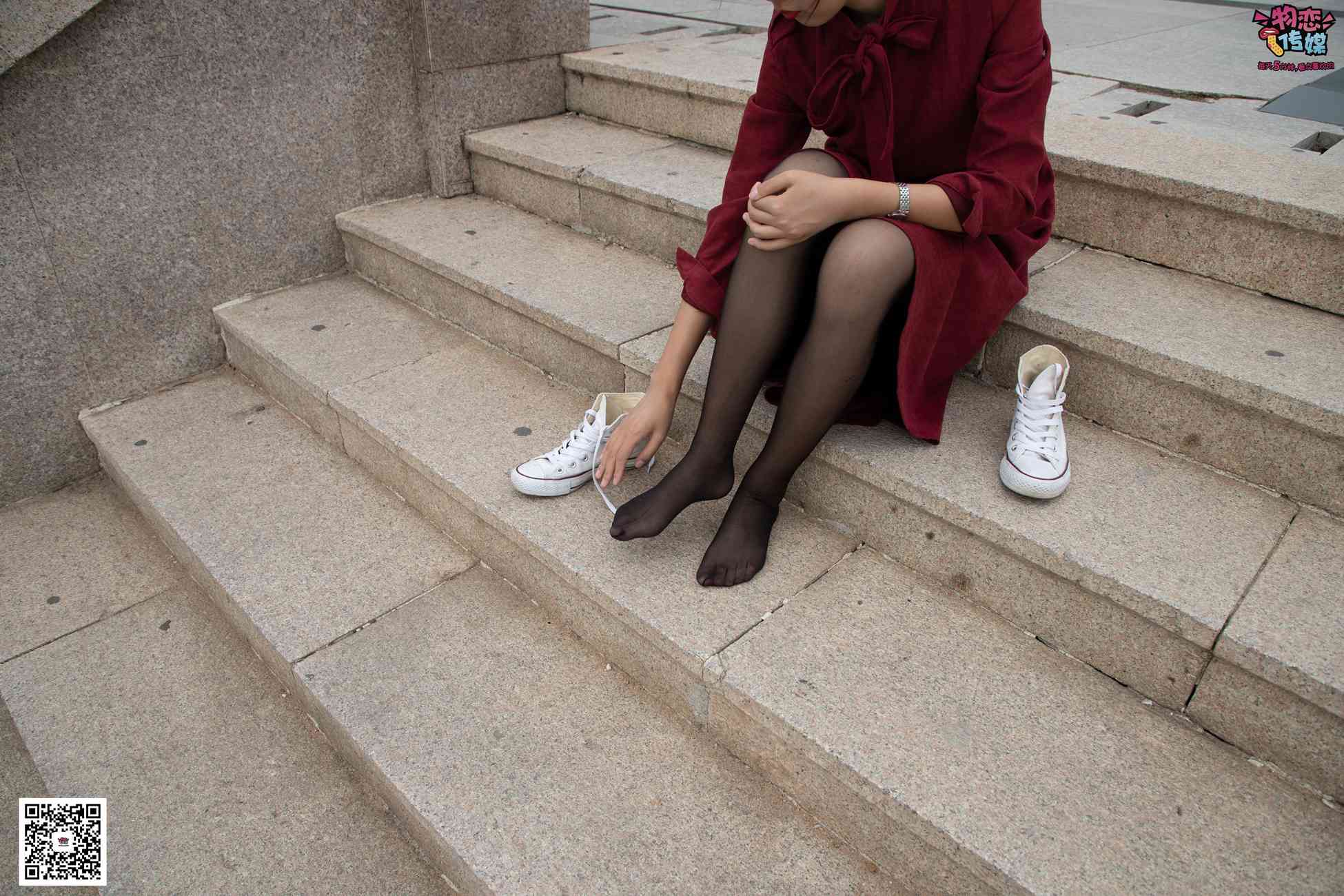 图片[41]-勿恋传媒 No.055 一袭红的神秘与热情,经典白色匡威高帮配黑丝 [143P] – 速更版-美库