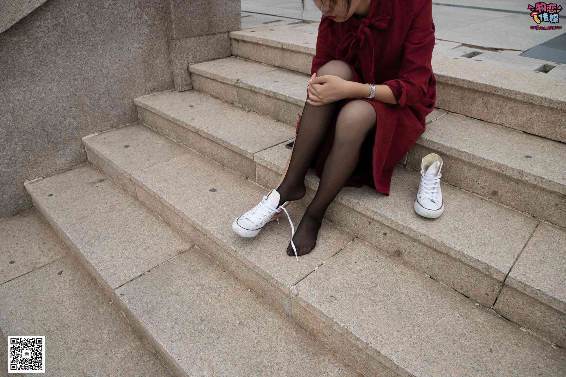 图片[42]-勿恋传媒 No.055 一袭红的神秘与热情,经典白色匡威高帮配黑丝 [143P] – 速更版-美库