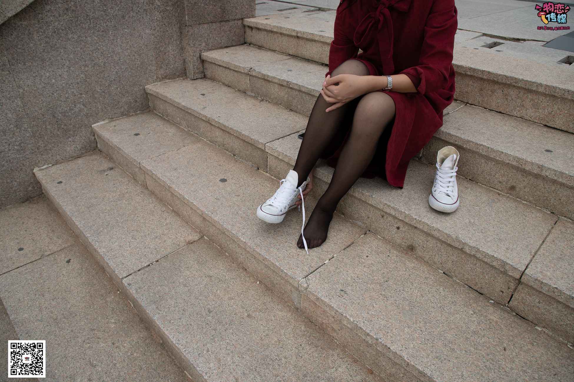 图片[43]-勿恋传媒 No.055 一袭红的神秘与热情,经典白色匡威高帮配黑丝 [143P] – 速更版-美库