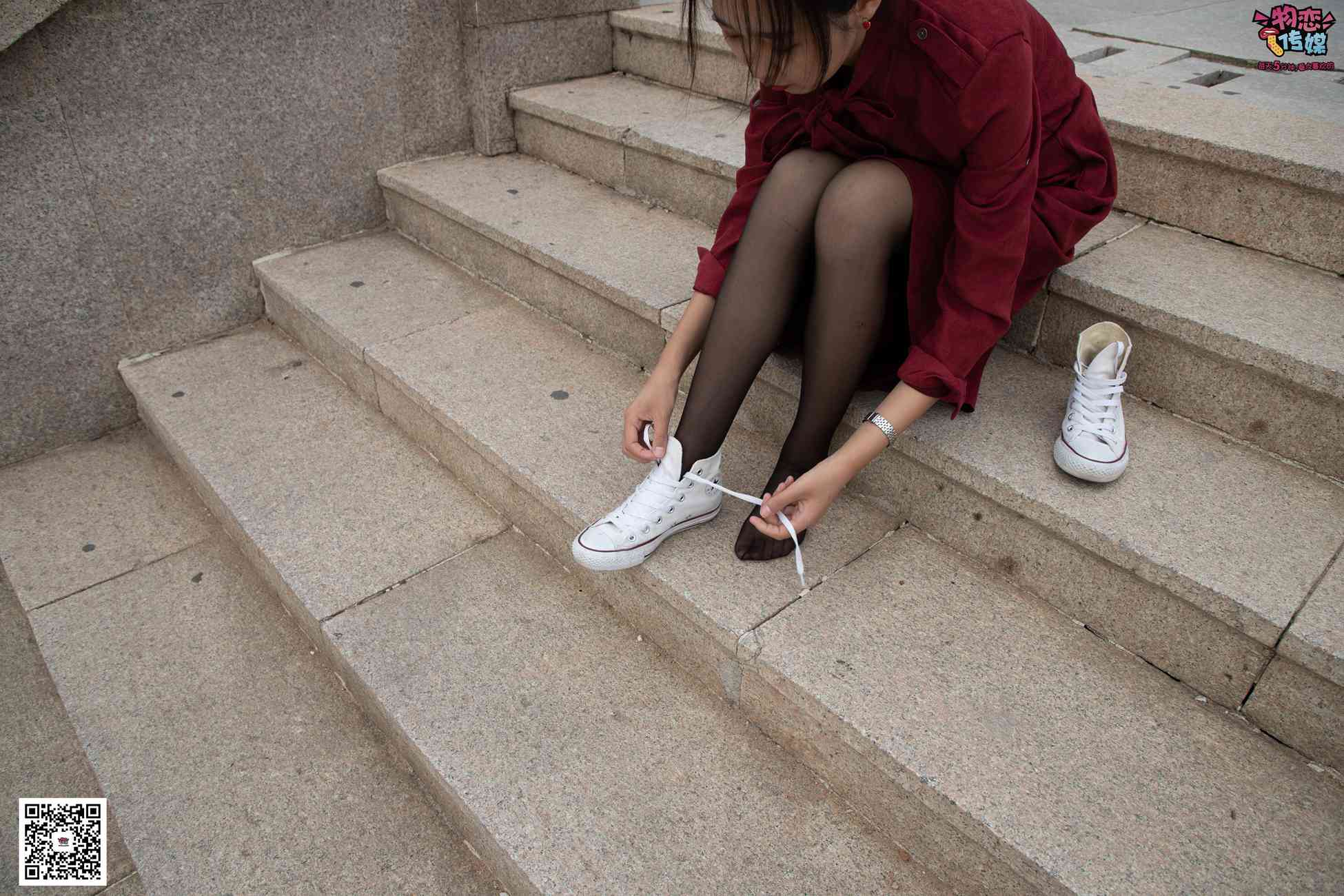 图片[44]-勿恋传媒 No.055 一袭红的神秘与热情,经典白色匡威高帮配黑丝 [143P] – 速更版-美库