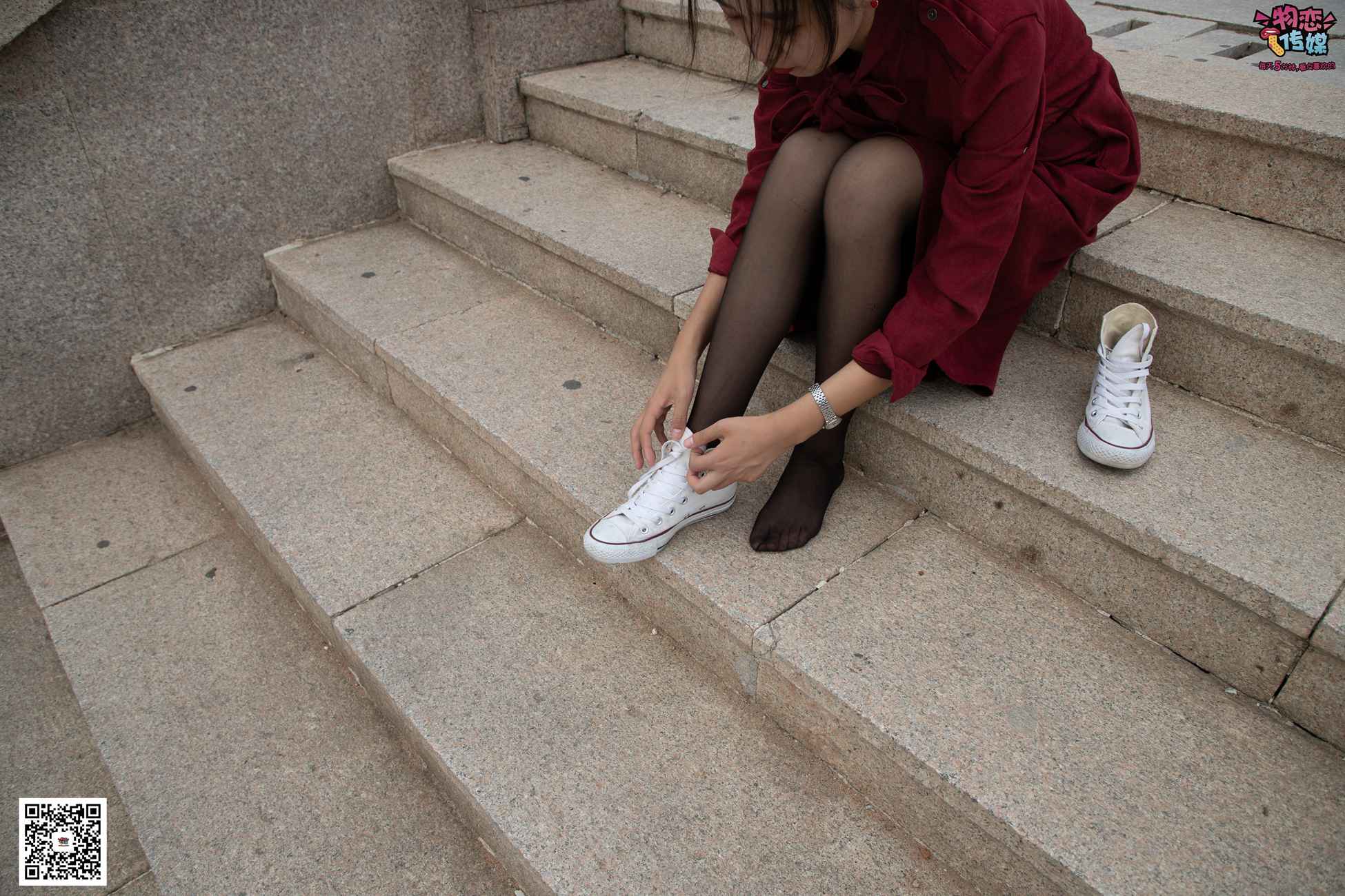 图片[45]-勿恋传媒 No.055 一袭红的神秘与热情,经典白色匡威高帮配黑丝 [143P] – 速更版-美库