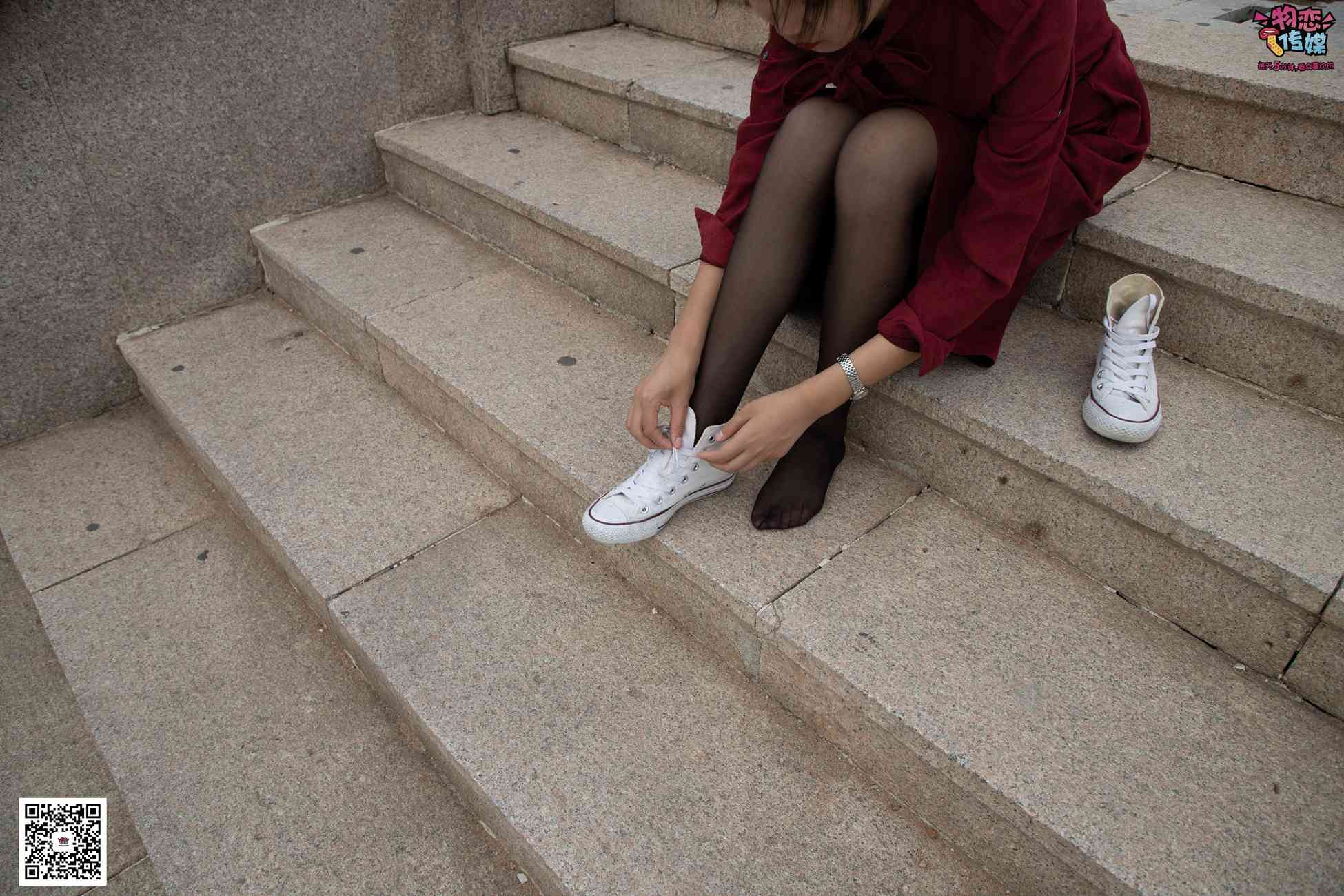 图片[47]-勿恋传媒 No.055 一袭红的神秘与热情,经典白色匡威高帮配黑丝 [143P] – 速更版-美库