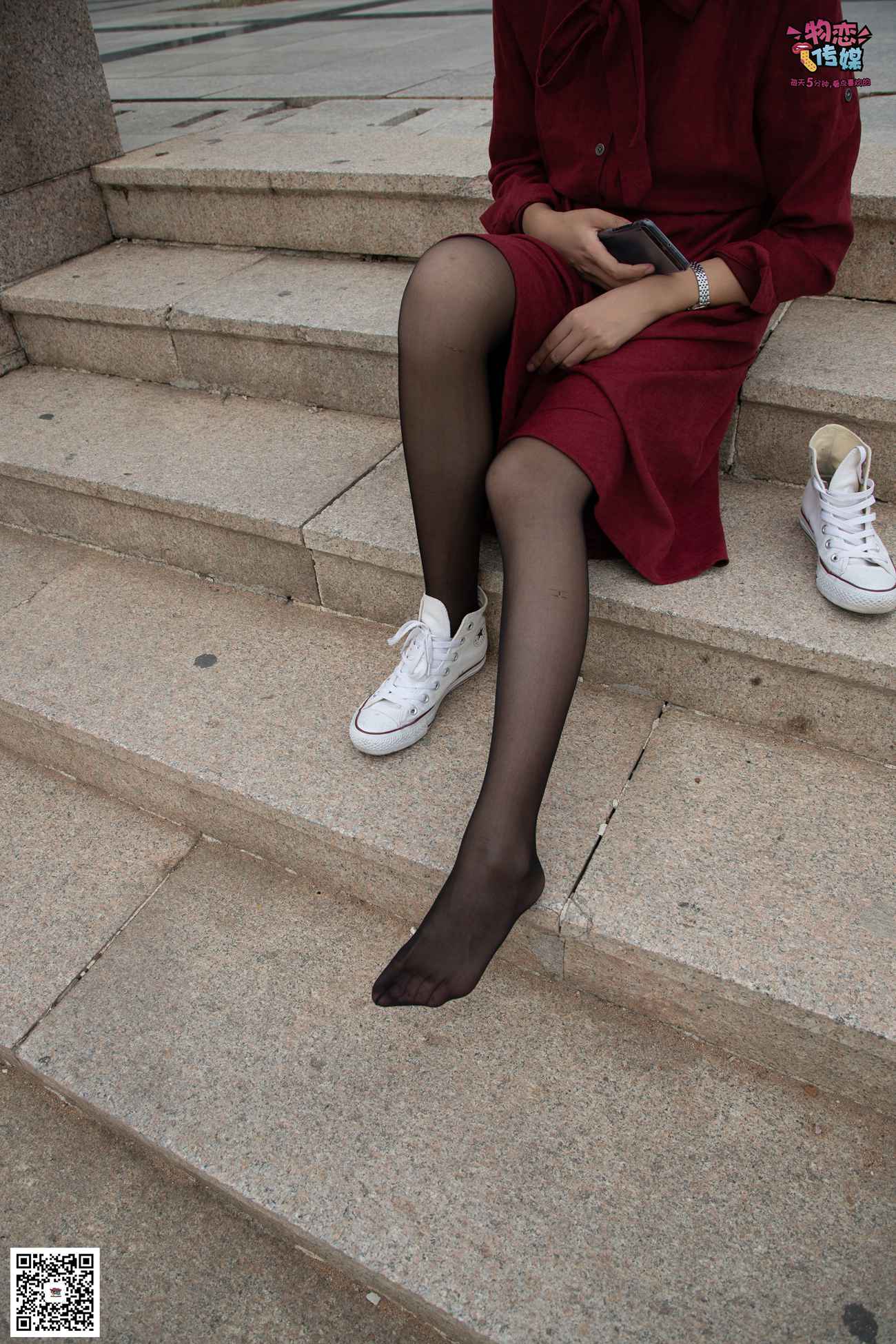 图片[48]-勿恋传媒 No.055 一袭红的神秘与热情,经典白色匡威高帮配黑丝 [143P] – 速更版-美库