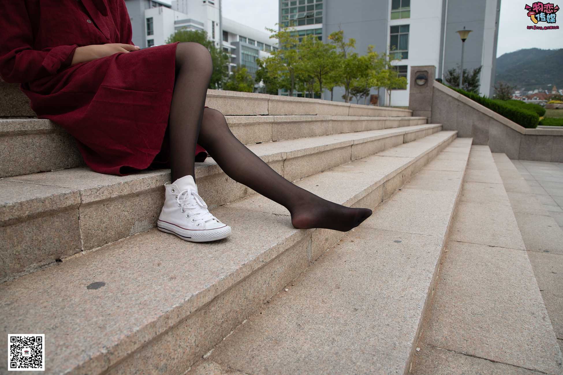 图片[49]-勿恋传媒 No.055 一袭红的神秘与热情,经典白色匡威高帮配黑丝 [143P] – 速更版-美库