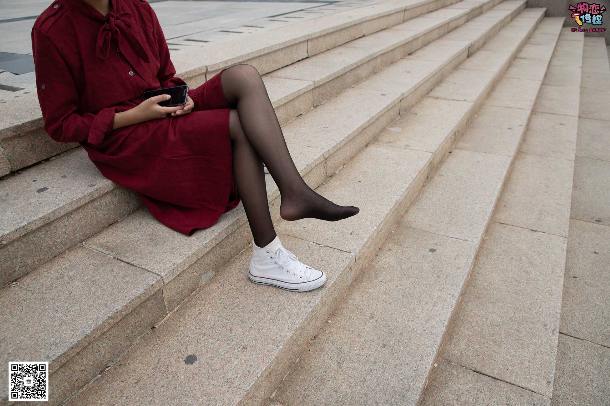 图片[51]-勿恋传媒 No.055 一袭红的神秘与热情,经典白色匡威高帮配黑丝 [143P] – 速更版-美库