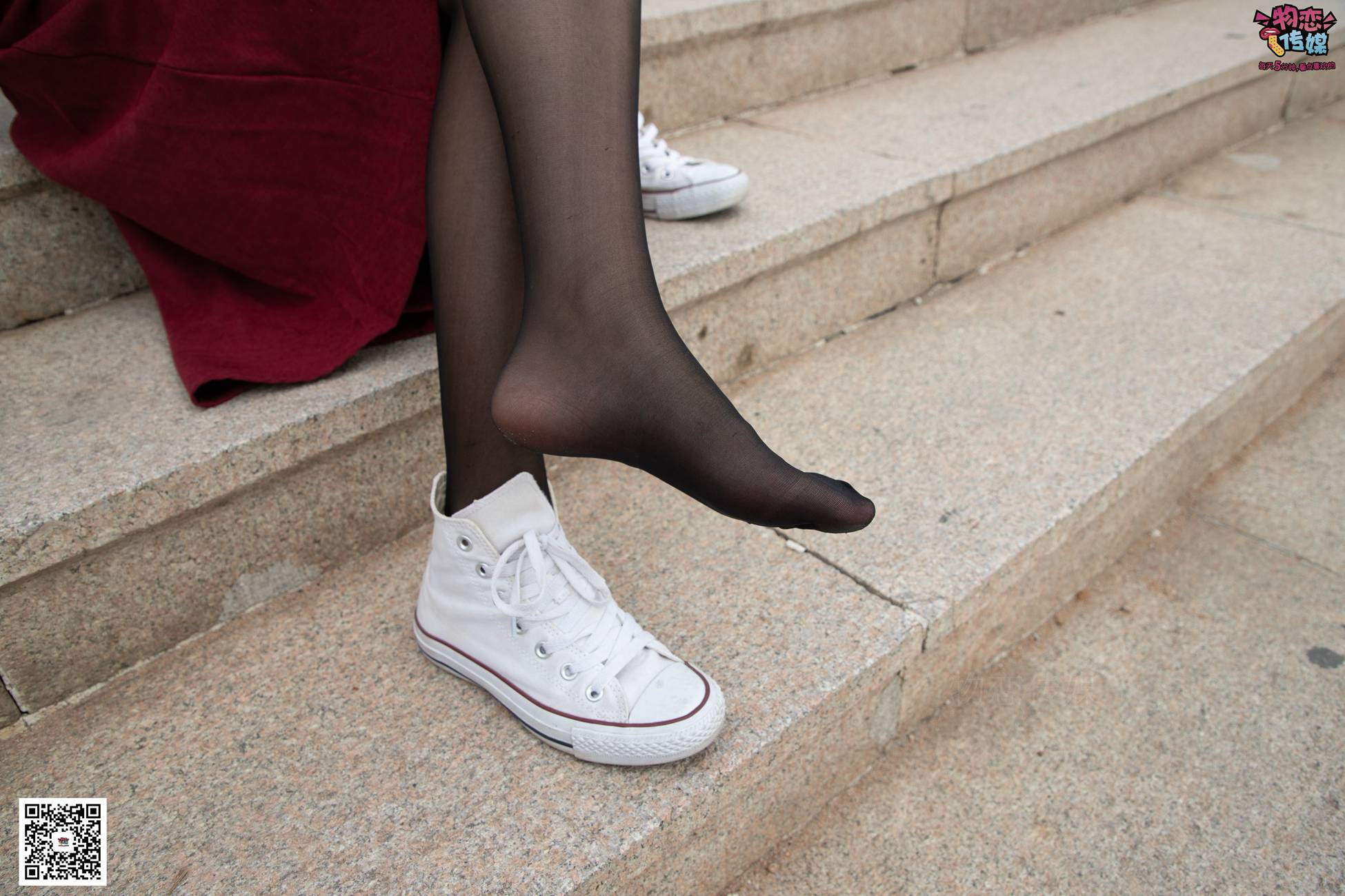 图片[52]-勿恋传媒 No.055 一袭红的神秘与热情,经典白色匡威高帮配黑丝 [143P] – 速更版-美库