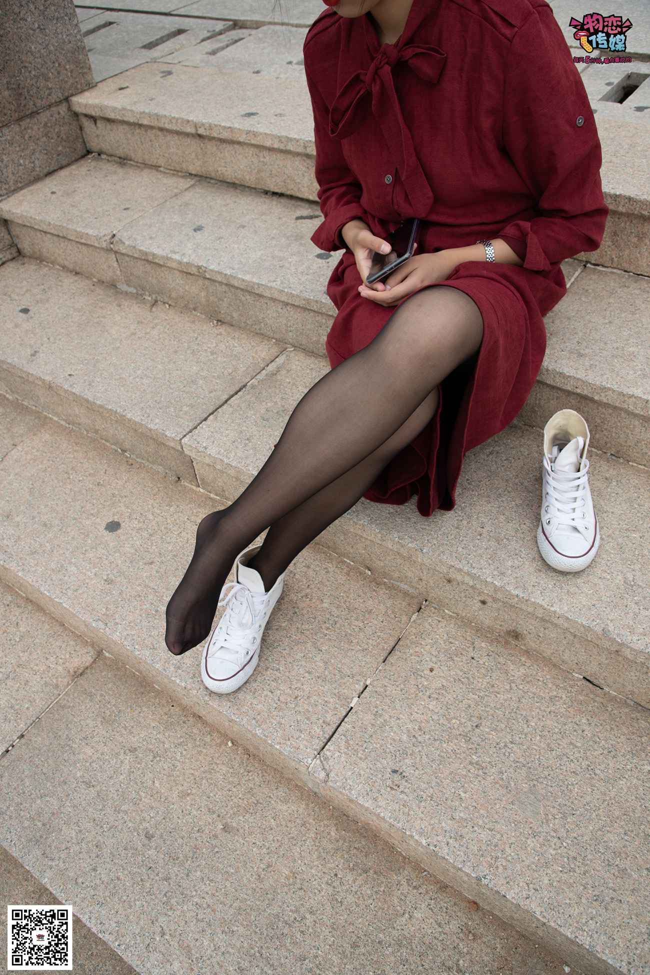 图片[53]-勿恋传媒 No.055 一袭红的神秘与热情,经典白色匡威高帮配黑丝 [143P] – 速更版-美库