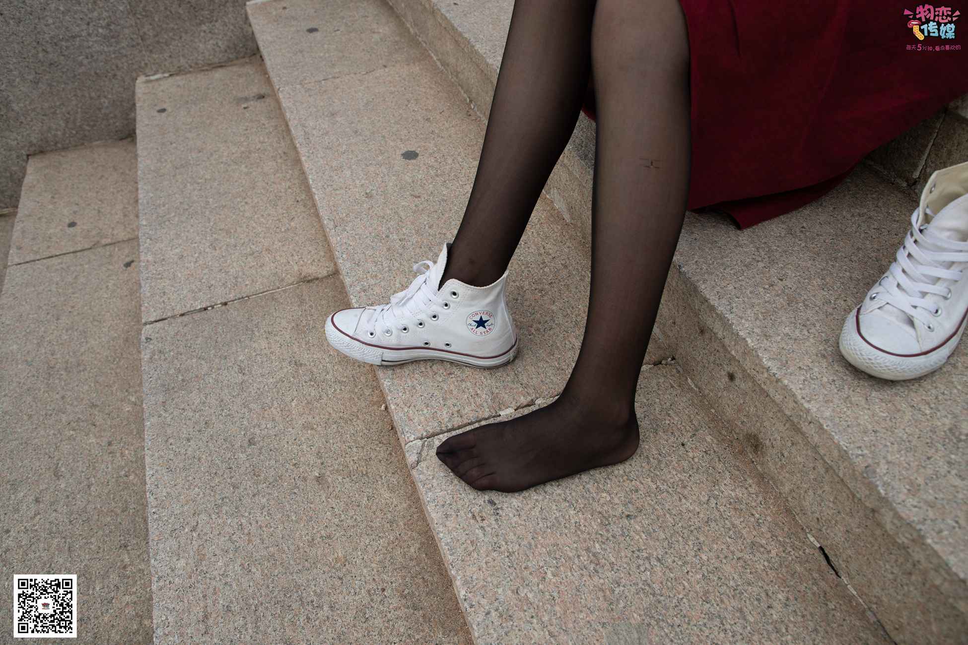 图片[54]-勿恋传媒 No.055 一袭红的神秘与热情,经典白色匡威高帮配黑丝 [143P] – 速更版-美库