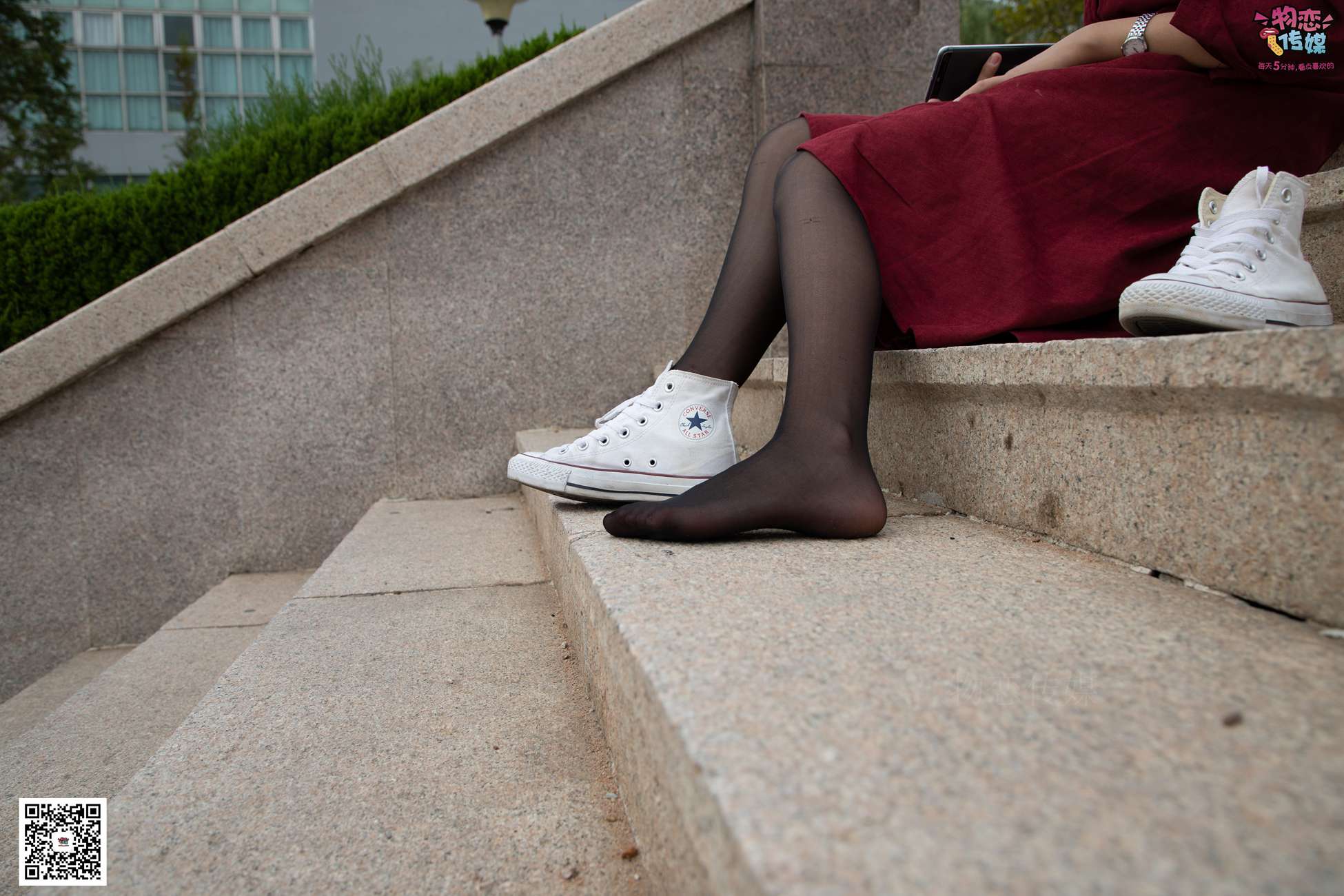 图片[55]-勿恋传媒 No.055 一袭红的神秘与热情,经典白色匡威高帮配黑丝 [143P] – 速更版-美库