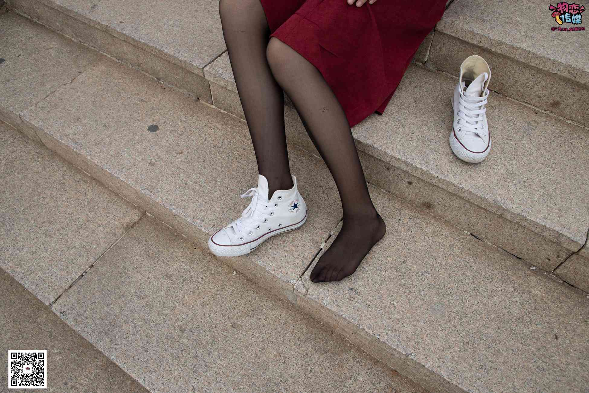 图片[56]-勿恋传媒 No.055 一袭红的神秘与热情,经典白色匡威高帮配黑丝 [143P] – 速更版-美库