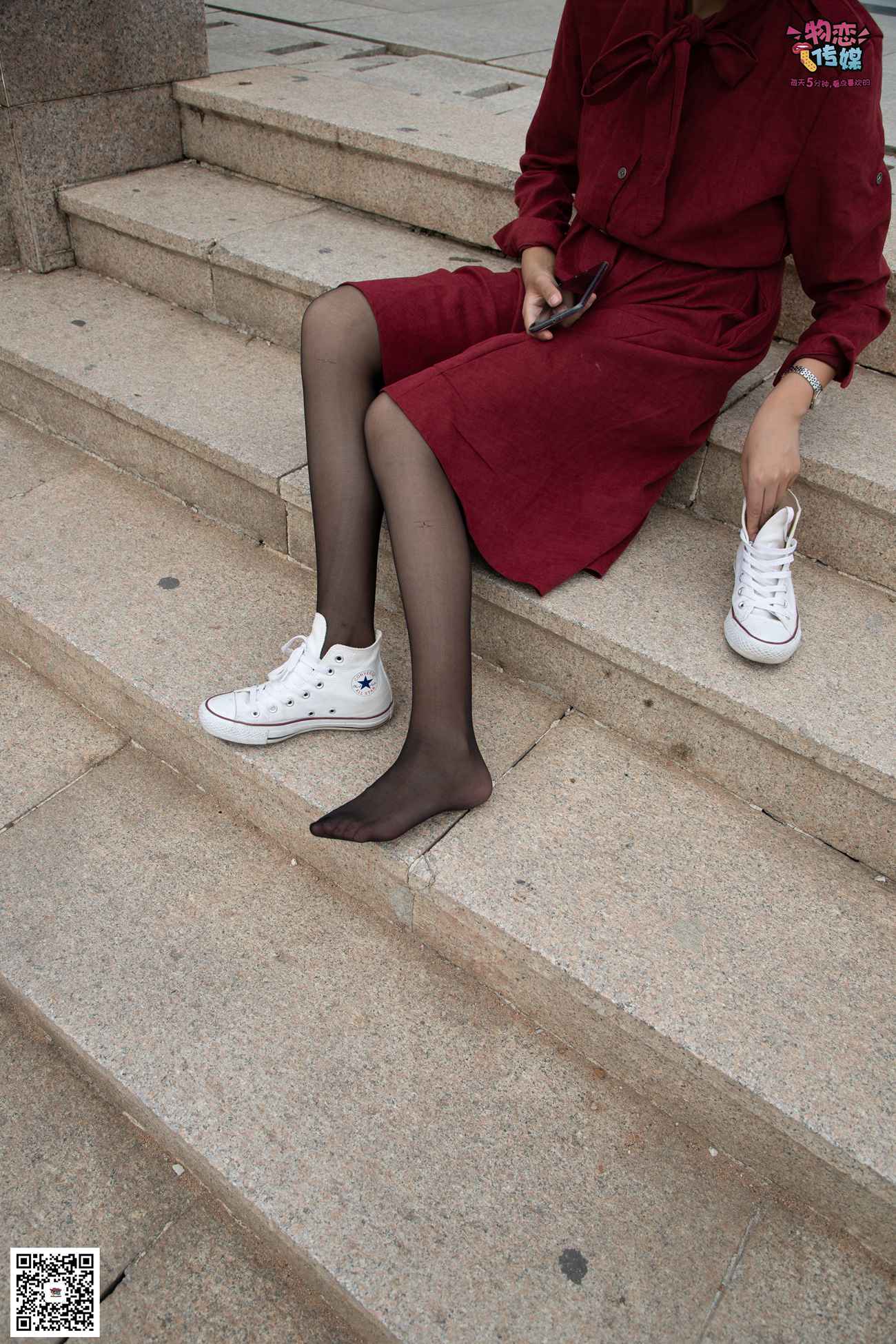图片[57]-勿恋传媒 No.055 一袭红的神秘与热情,经典白色匡威高帮配黑丝 [143P] – 速更版-美库
