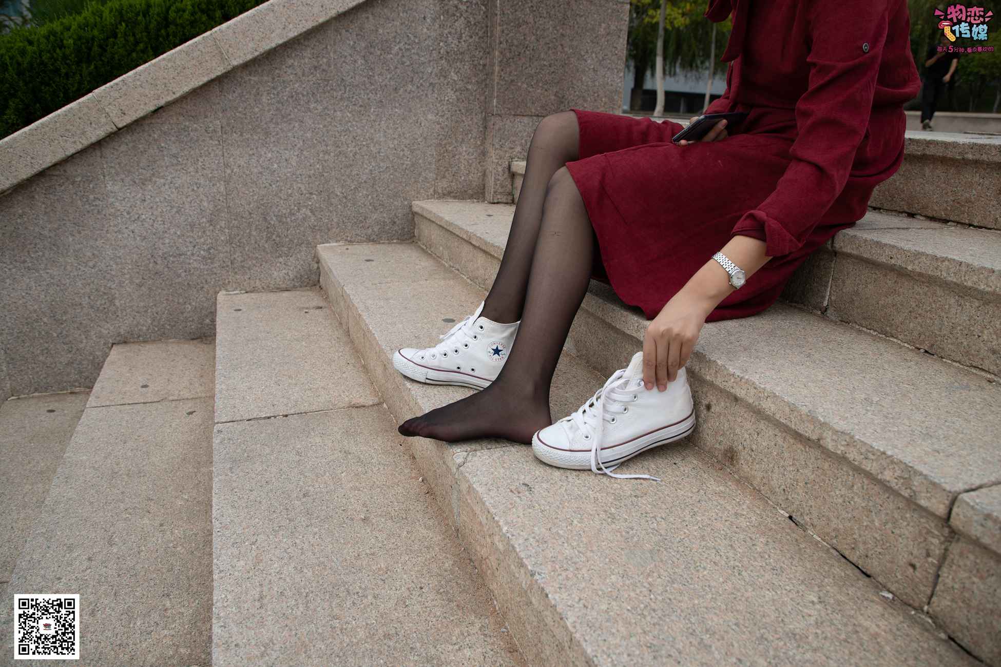 图片[58]-勿恋传媒 No.055 一袭红的神秘与热情,经典白色匡威高帮配黑丝 [143P] – 速更版-美库