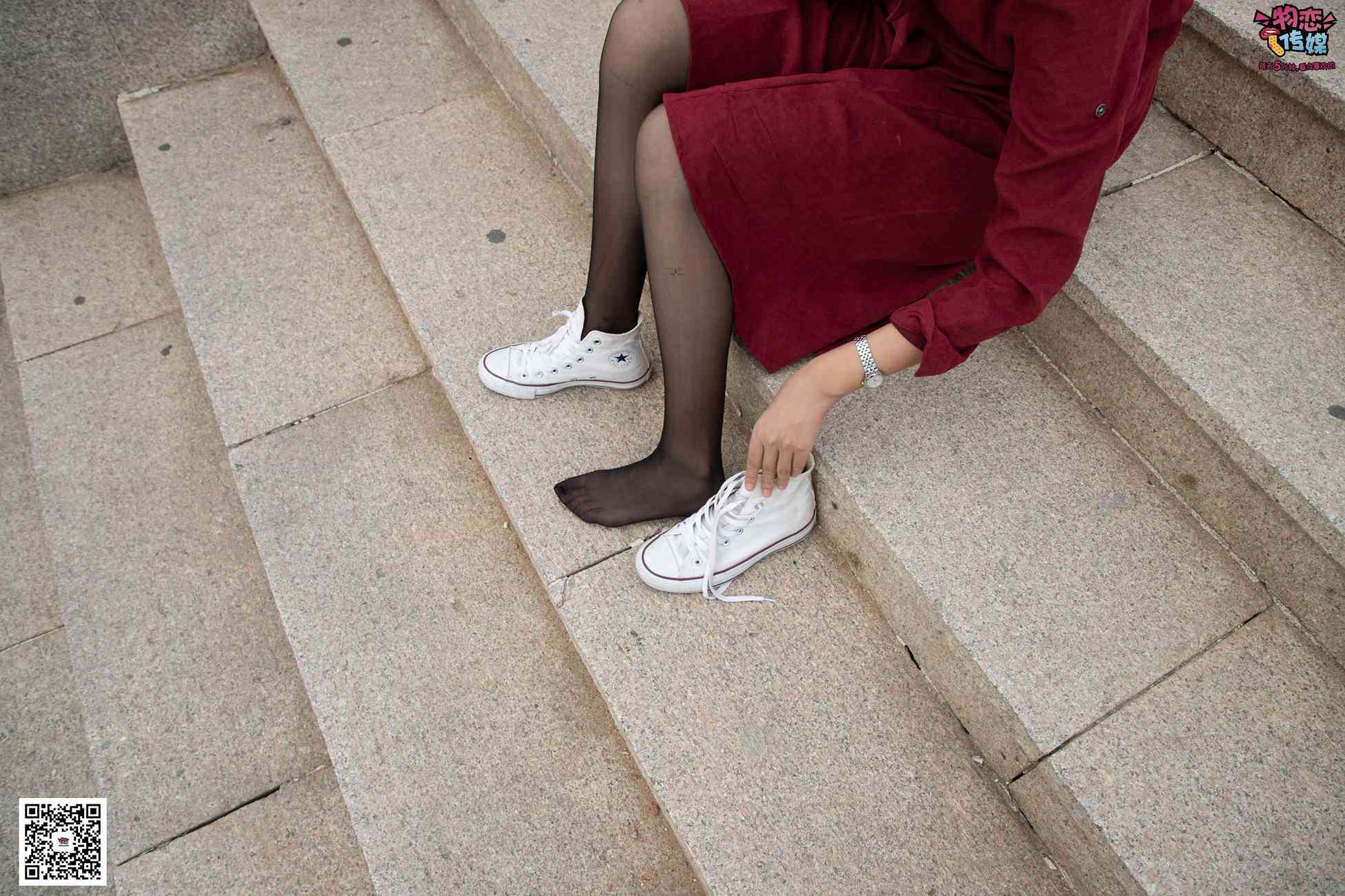 图片[59]-勿恋传媒 No.055 一袭红的神秘与热情,经典白色匡威高帮配黑丝 [143P] – 速更版-美库