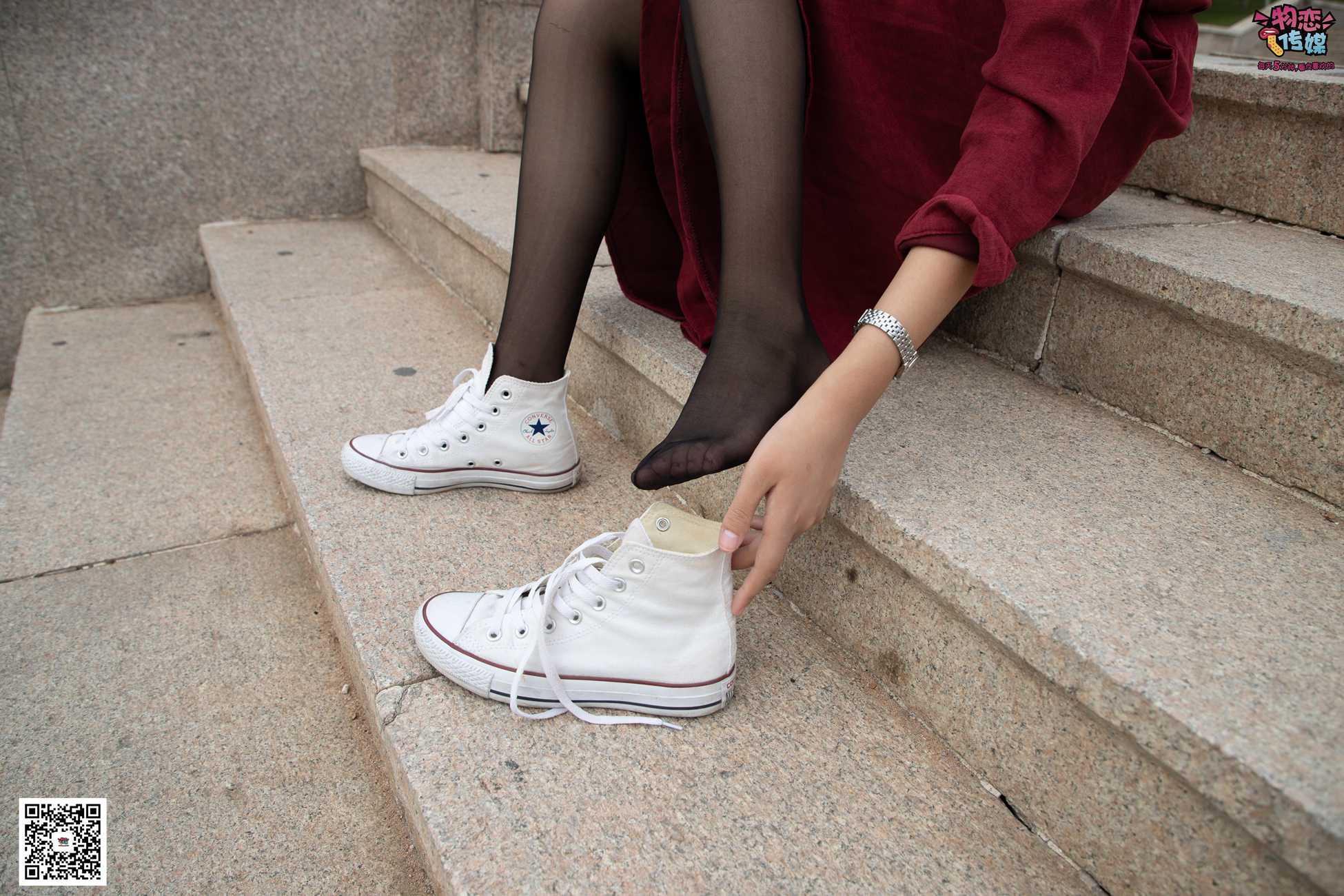 图片[60]-勿恋传媒 No.055 一袭红的神秘与热情,经典白色匡威高帮配黑丝 [143P] – 速更版-美库