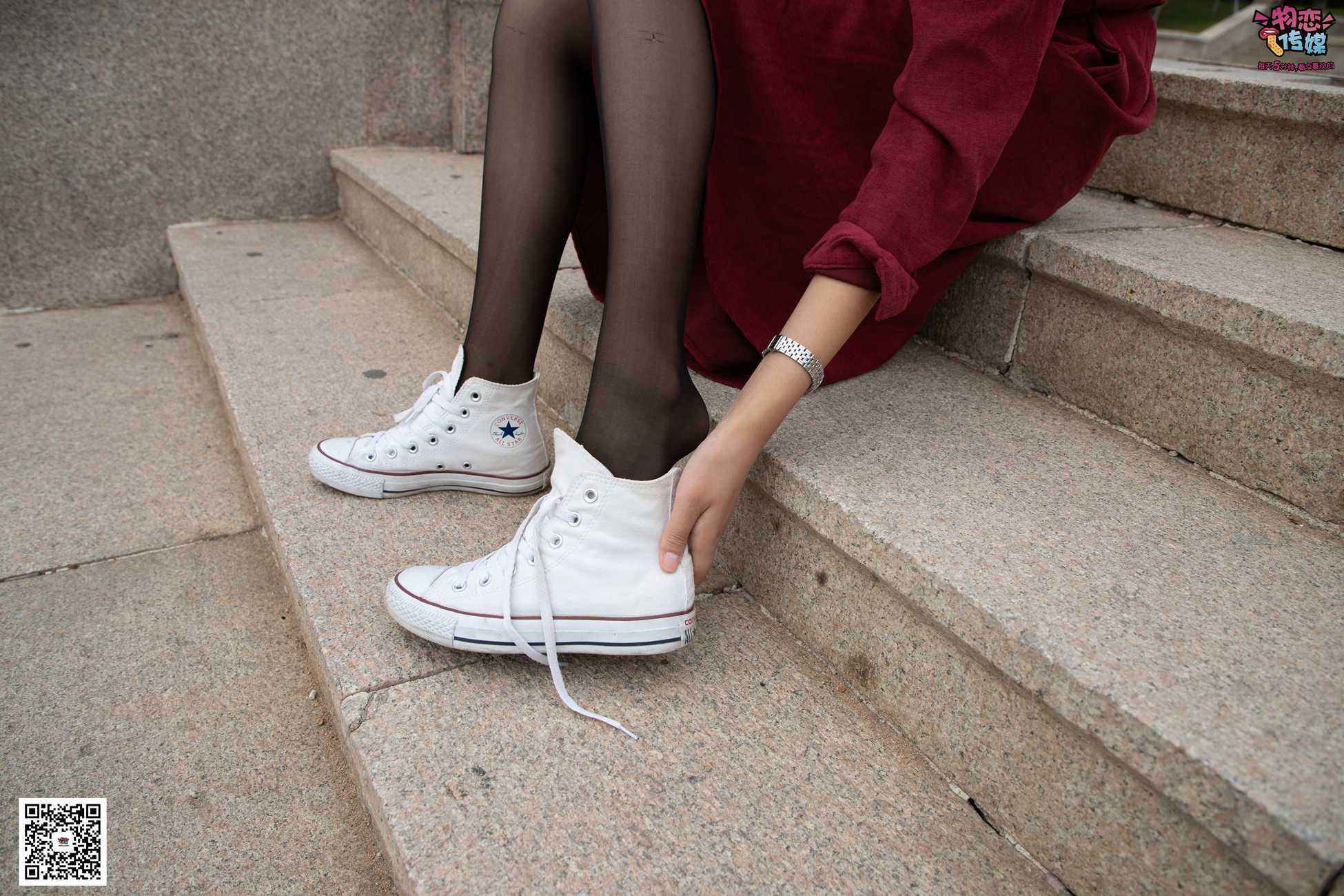 图片[61]-勿恋传媒 No.055 一袭红的神秘与热情,经典白色匡威高帮配黑丝 [143P] – 速更版-美库