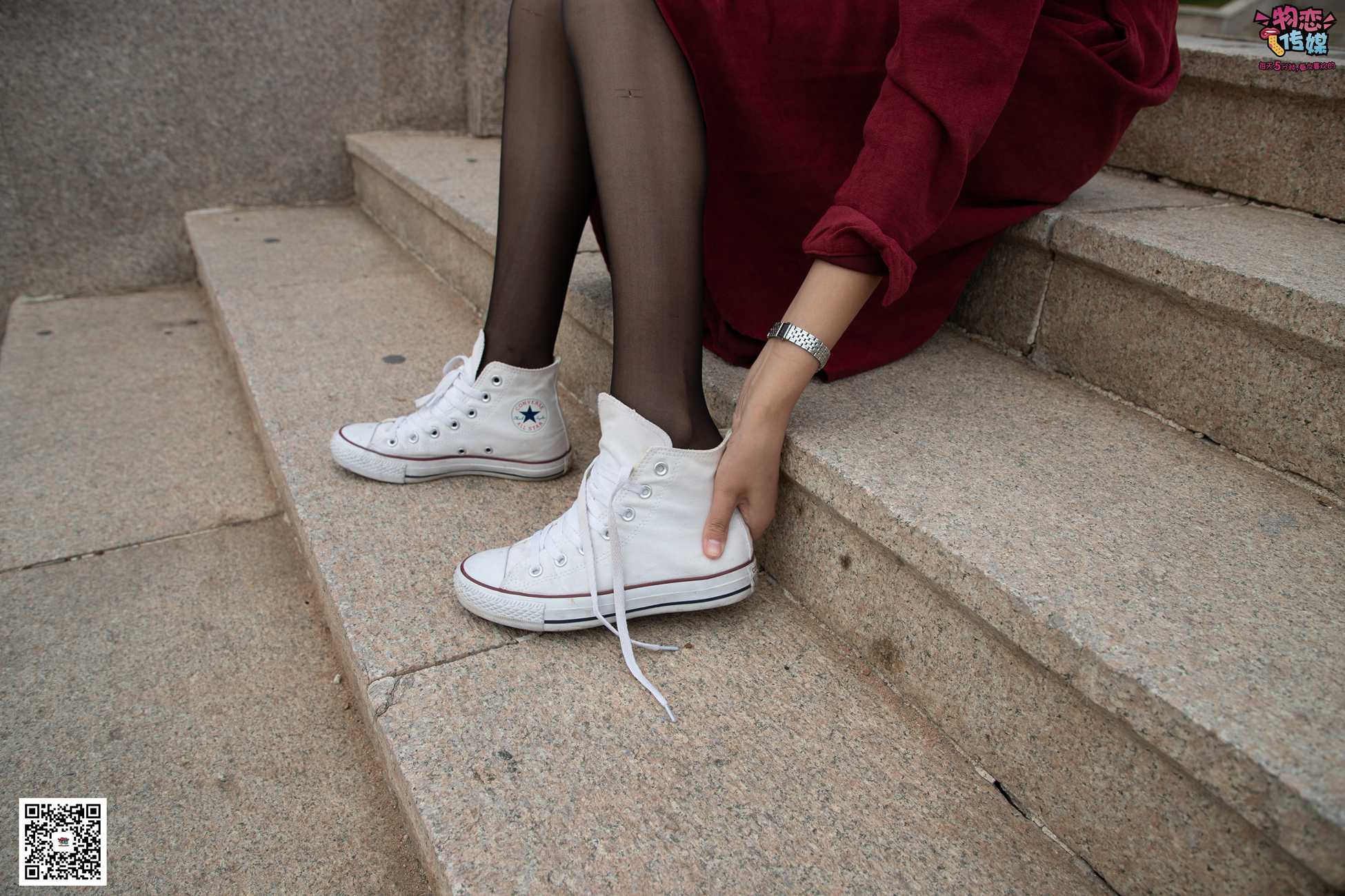 图片[62]-勿恋传媒 No.055 一袭红的神秘与热情,经典白色匡威高帮配黑丝 [143P] – 速更版-美库