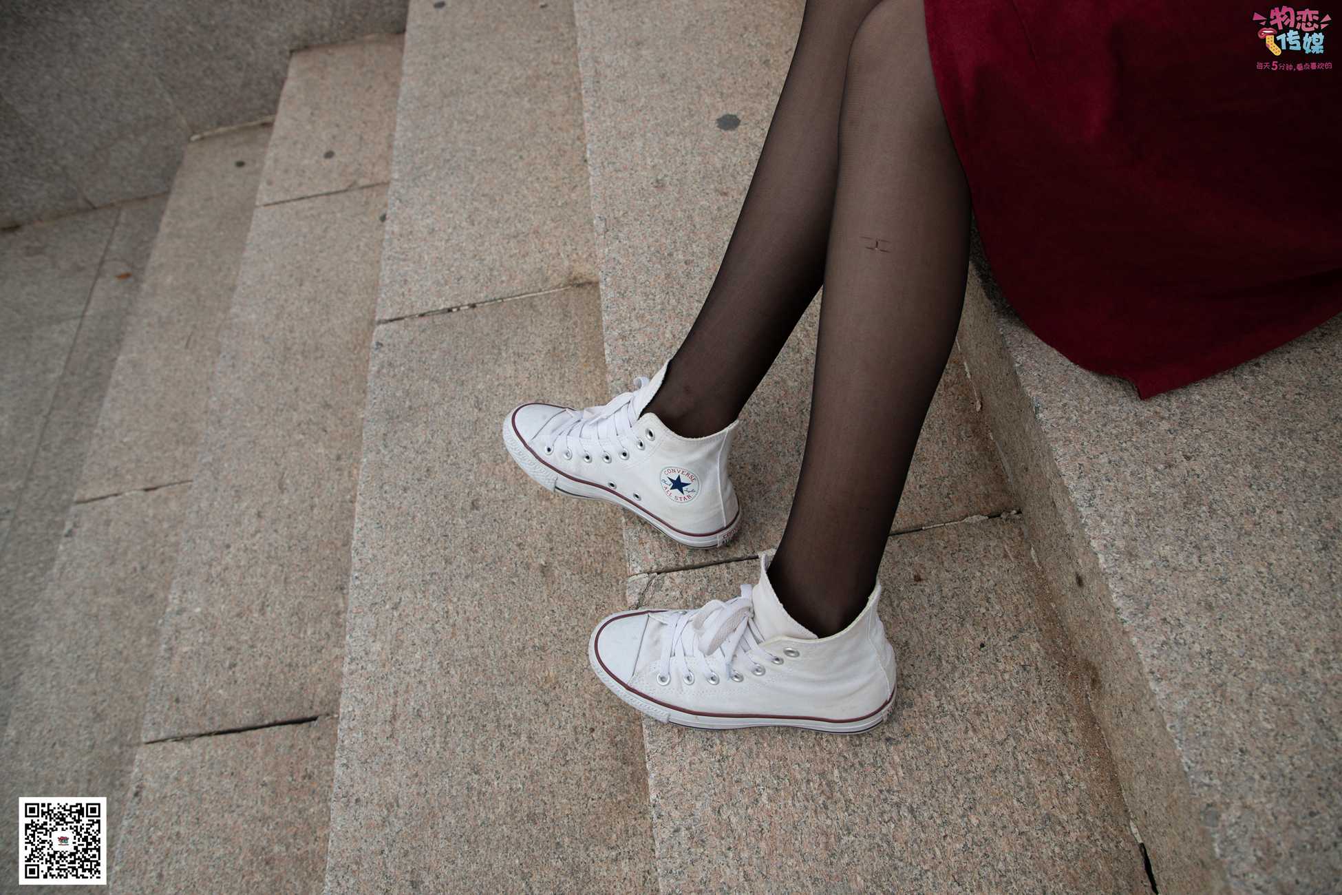 图片[71]-勿恋传媒 No.055 一袭红的神秘与热情,经典白色匡威高帮配黑丝 [143P] – 速更版-美库