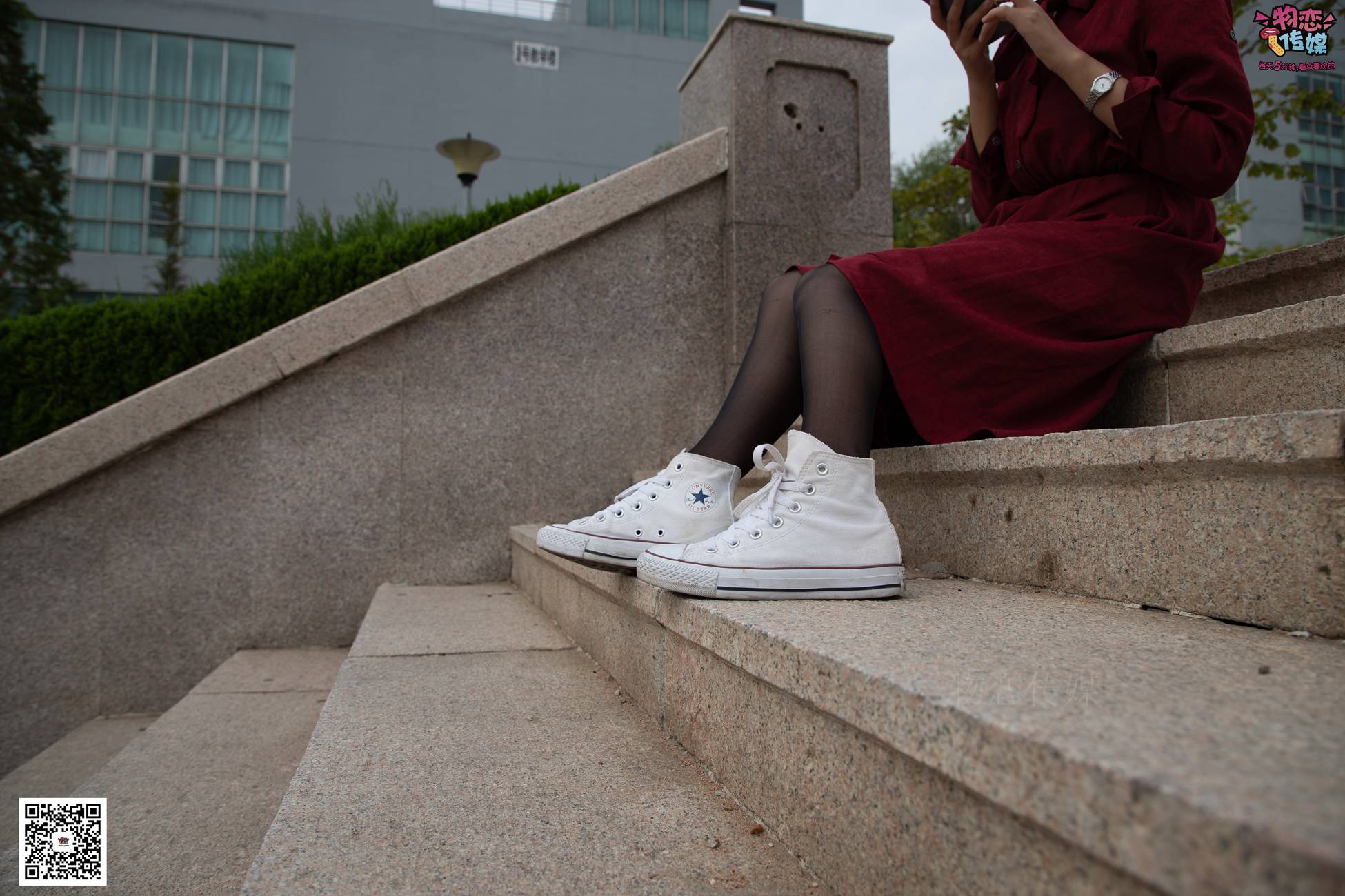 图片[72]-勿恋传媒 No.055 一袭红的神秘与热情,经典白色匡威高帮配黑丝 [143P] – 速更版-美库