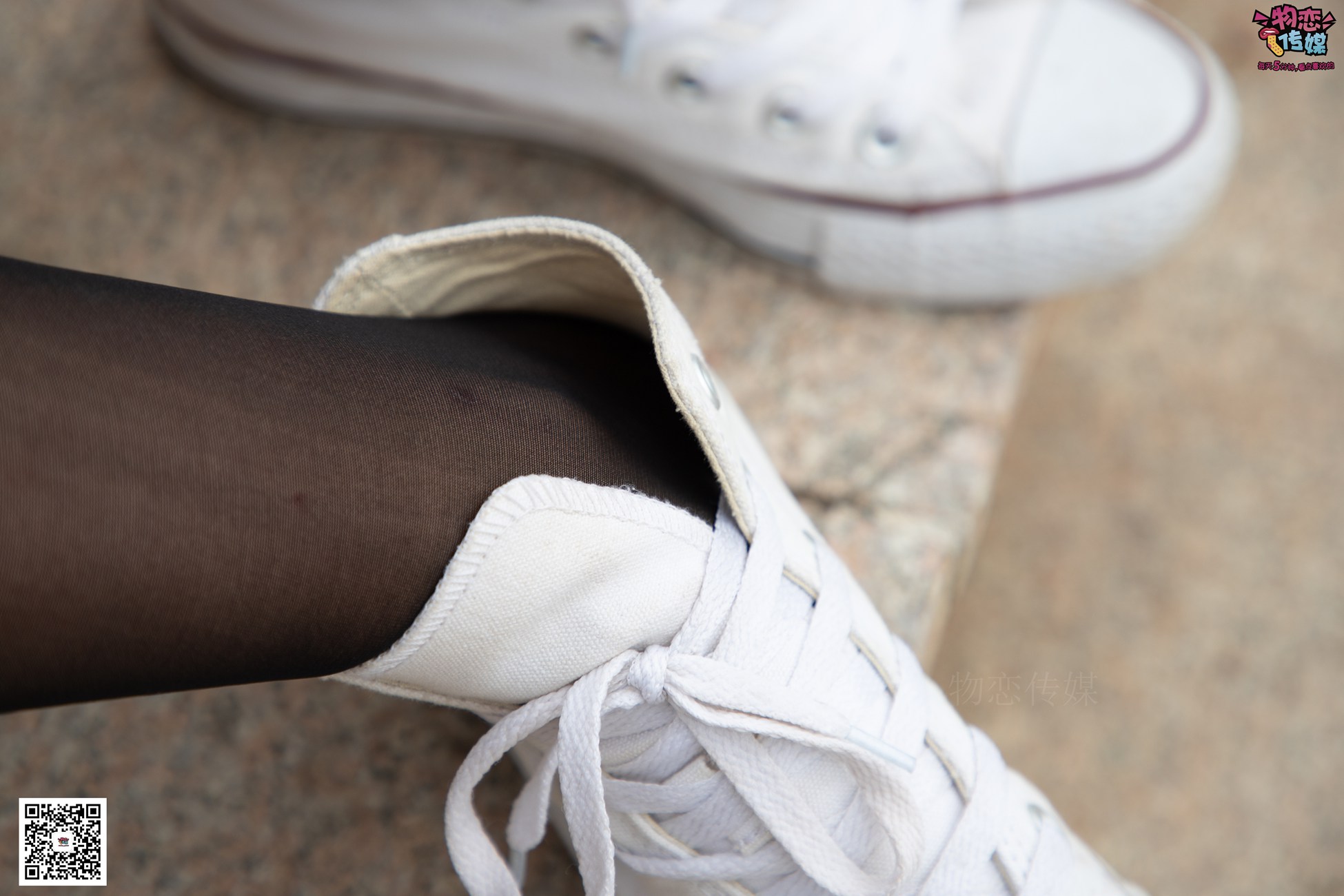 图片[73]-勿恋传媒 No.055 一袭红的神秘与热情,经典白色匡威高帮配黑丝 [143P] – 速更版-美库