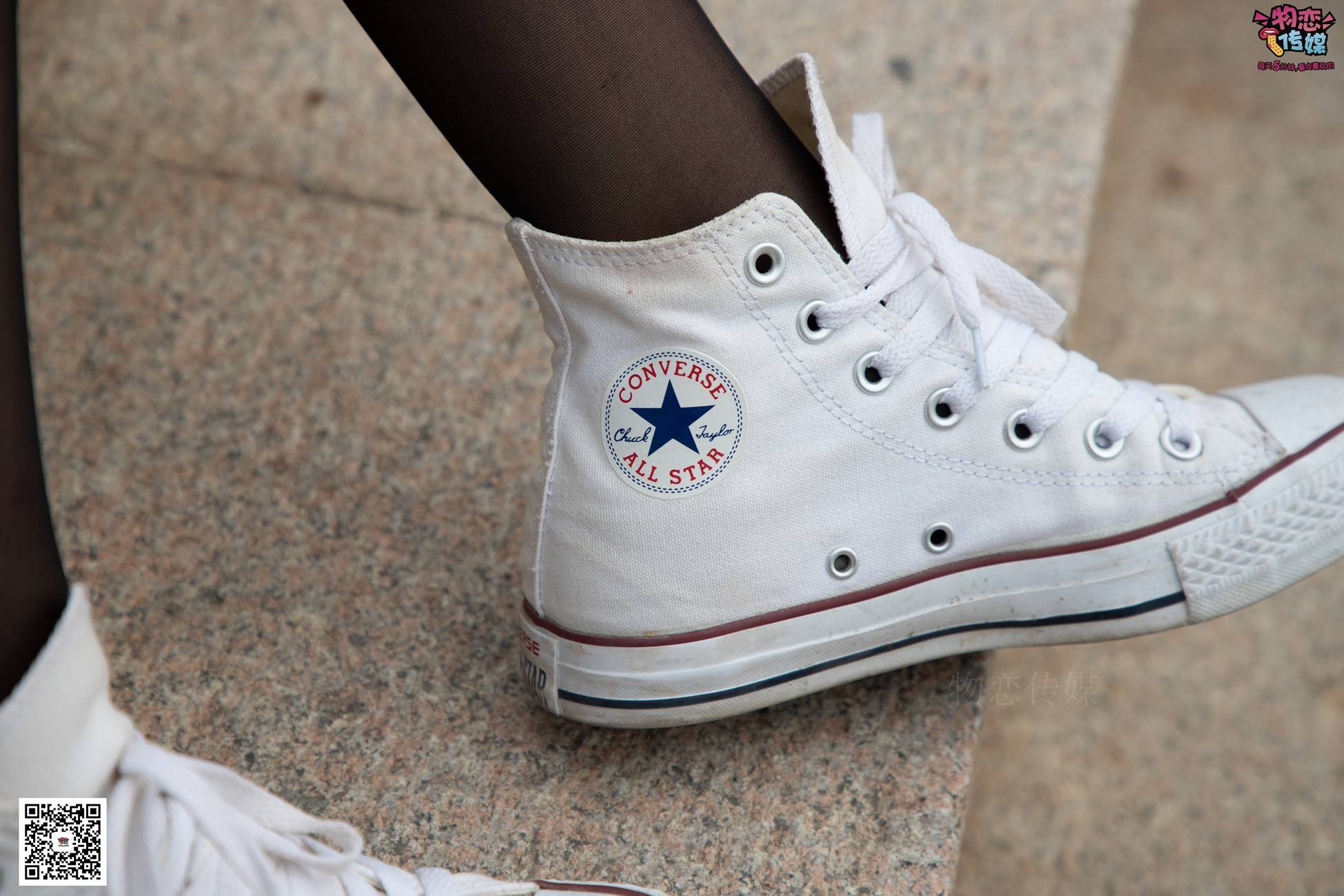 图片[75]-勿恋传媒 No.055 一袭红的神秘与热情,经典白色匡威高帮配黑丝 [143P] – 速更版-美库