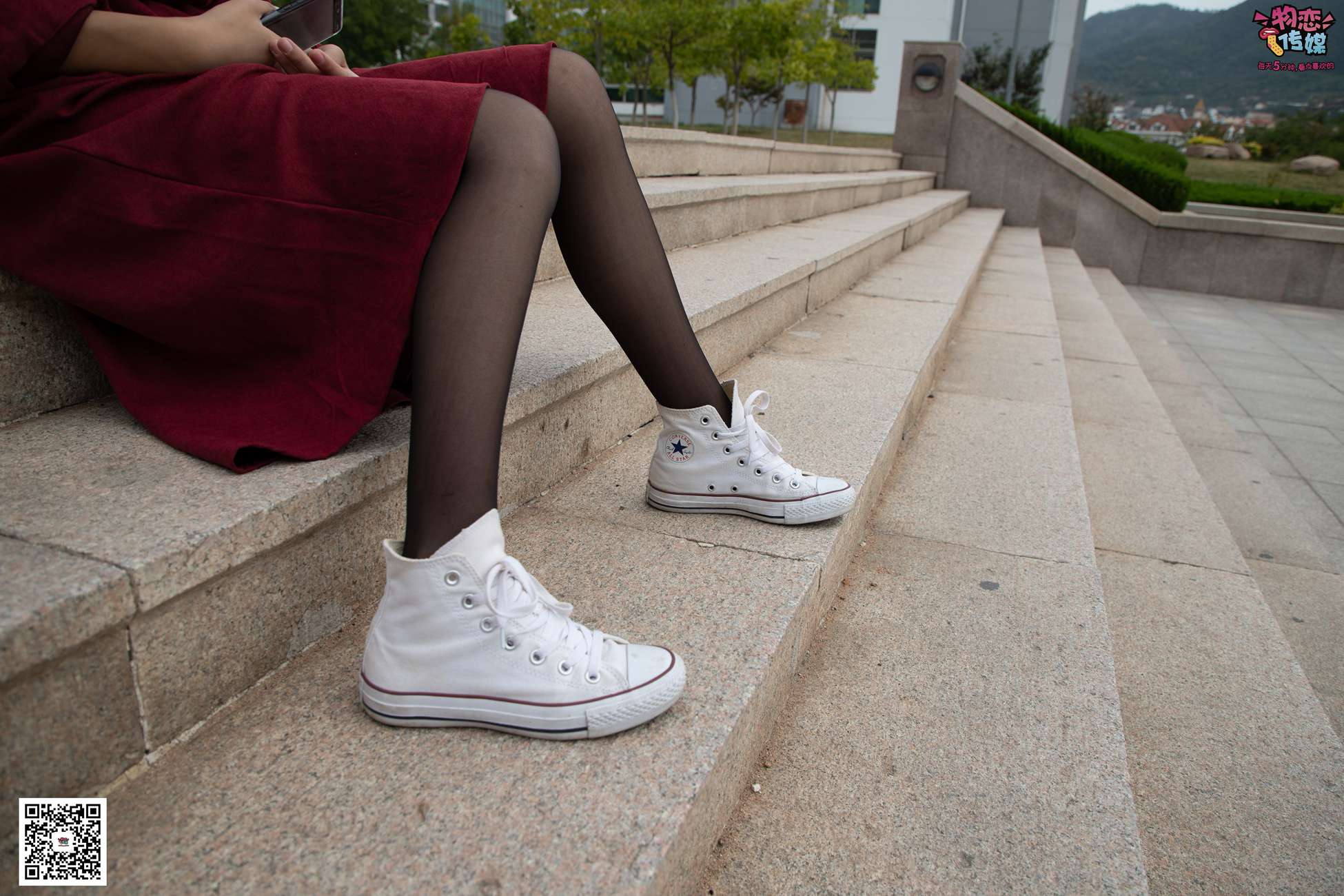 图片[77]-勿恋传媒 No.055 一袭红的神秘与热情,经典白色匡威高帮配黑丝 [143P] – 速更版-美库