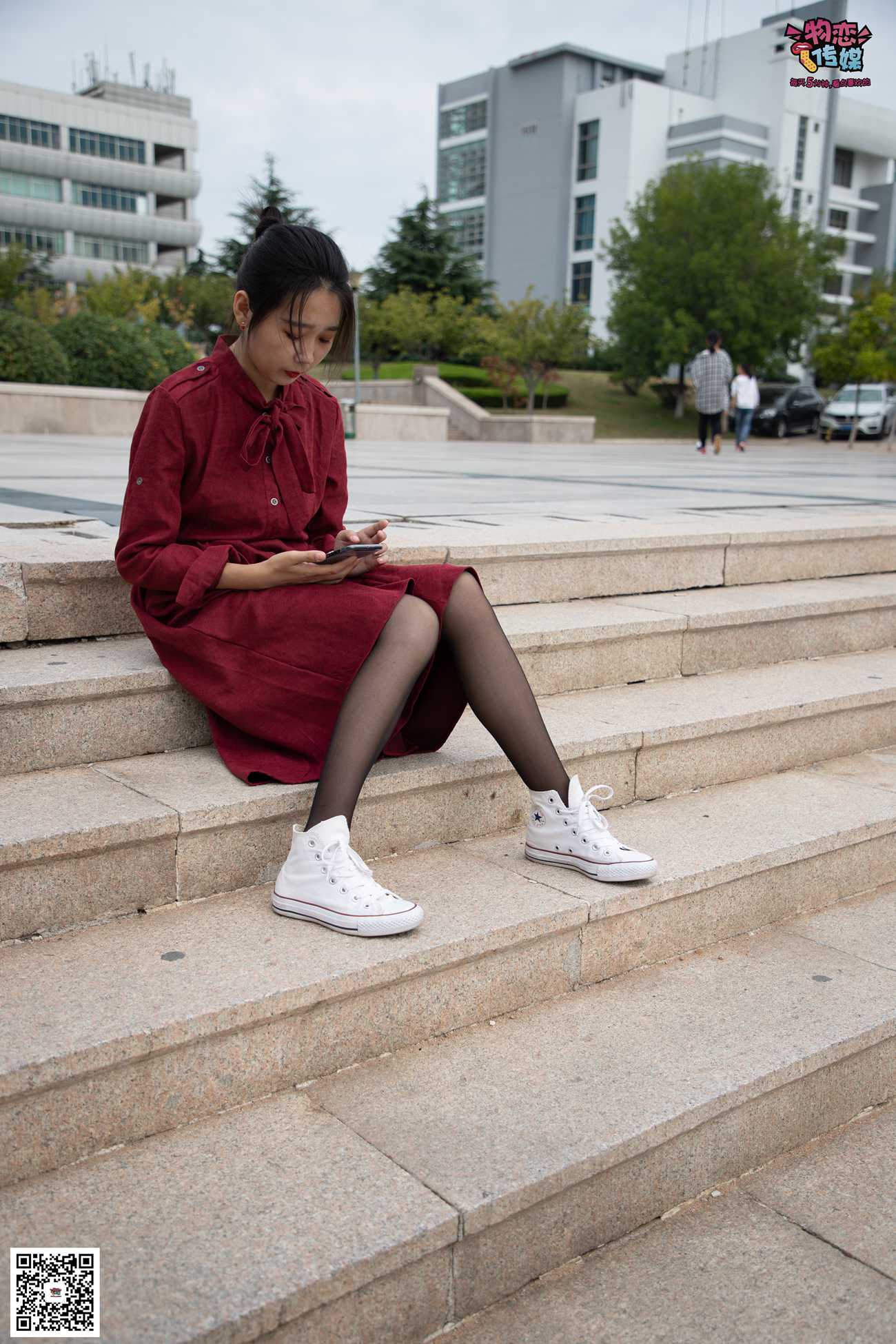 图片[78]-勿恋传媒 No.055 一袭红的神秘与热情,经典白色匡威高帮配黑丝 [143P] – 速更版-美库