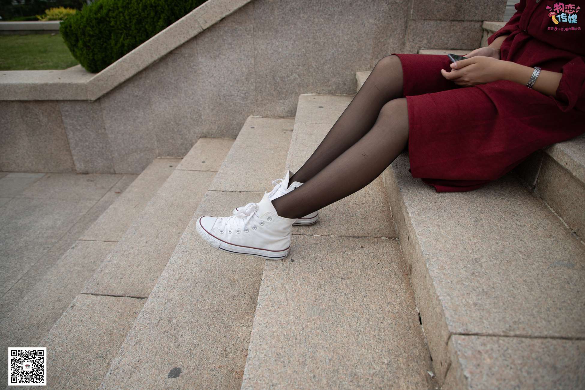 图片[79]-勿恋传媒 No.055 一袭红的神秘与热情,经典白色匡威高帮配黑丝 [143P] – 速更版-美库