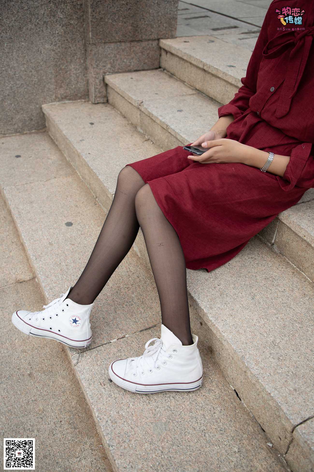 图片[81]-勿恋传媒 No.055 一袭红的神秘与热情,经典白色匡威高帮配黑丝 [143P] – 速更版-美库