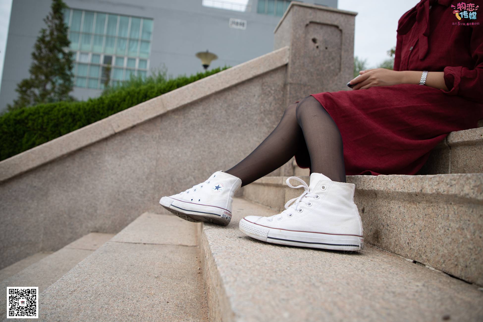图片[82]-勿恋传媒 No.055 一袭红的神秘与热情,经典白色匡威高帮配黑丝 [143P] – 速更版-美库