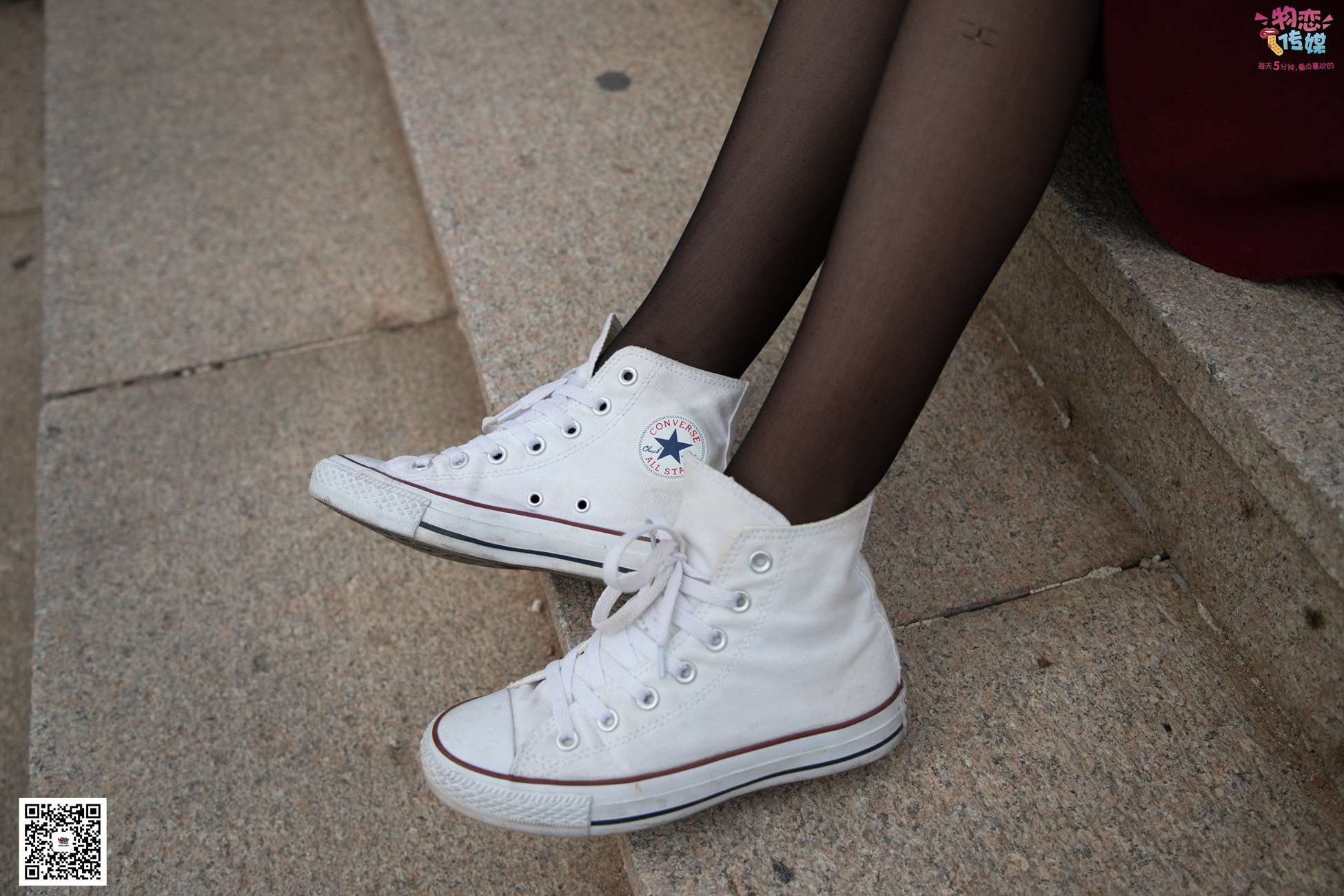 图片[83]-勿恋传媒 No.055 一袭红的神秘与热情,经典白色匡威高帮配黑丝 [143P] – 速更版-美库