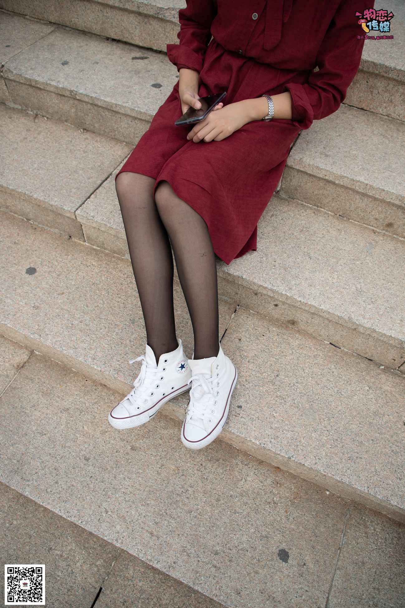 图片[85]-勿恋传媒 No.055 一袭红的神秘与热情,经典白色匡威高帮配黑丝 [143P] – 速更版-美库