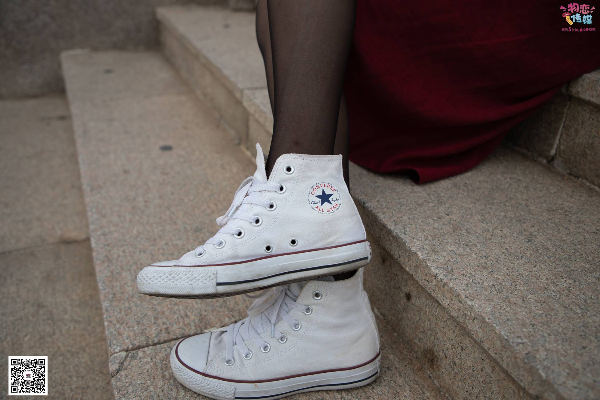 图片[87]-勿恋传媒 No.055 一袭红的神秘与热情,经典白色匡威高帮配黑丝 [143P] – 速更版-美库
