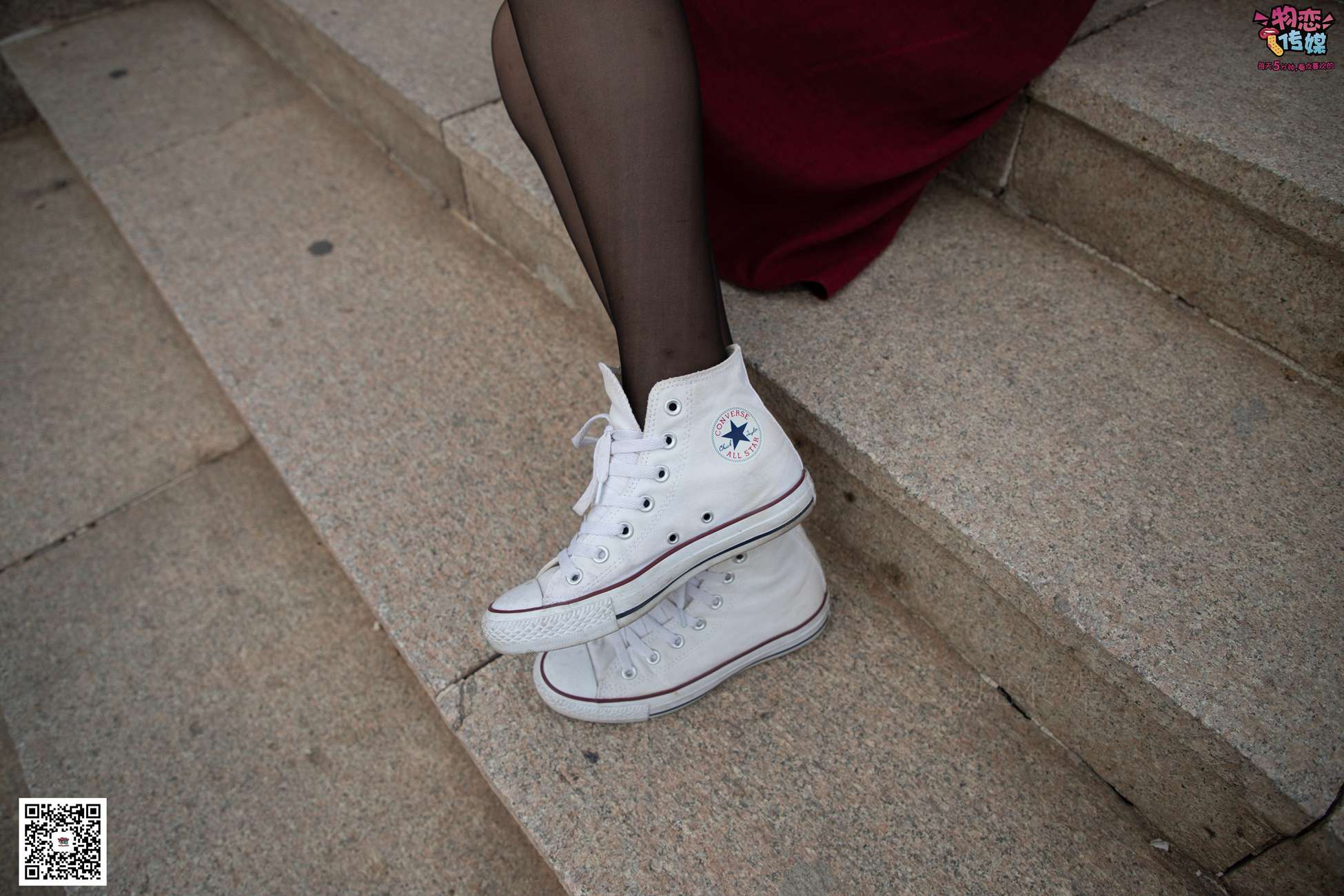 图片[89]-勿恋传媒 No.055 一袭红的神秘与热情,经典白色匡威高帮配黑丝 [143P] – 速更版-美库