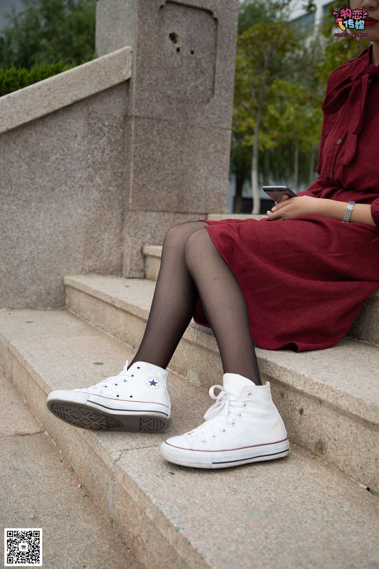 图片[91]-勿恋传媒 No.055 一袭红的神秘与热情,经典白色匡威高帮配黑丝 [143P] – 速更版-美库