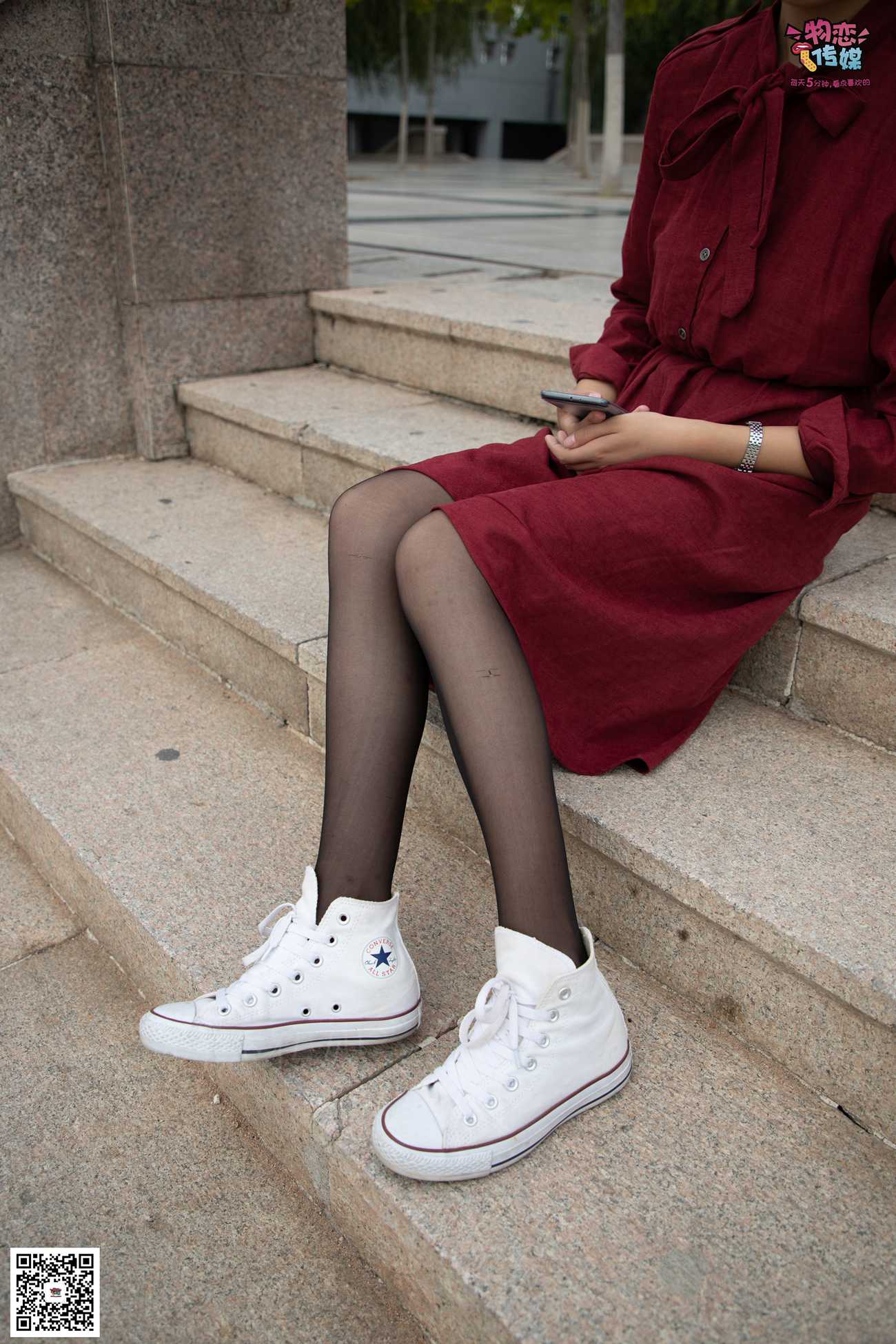 图片[92]-勿恋传媒 No.055 一袭红的神秘与热情,经典白色匡威高帮配黑丝 [143P] – 速更版-美库